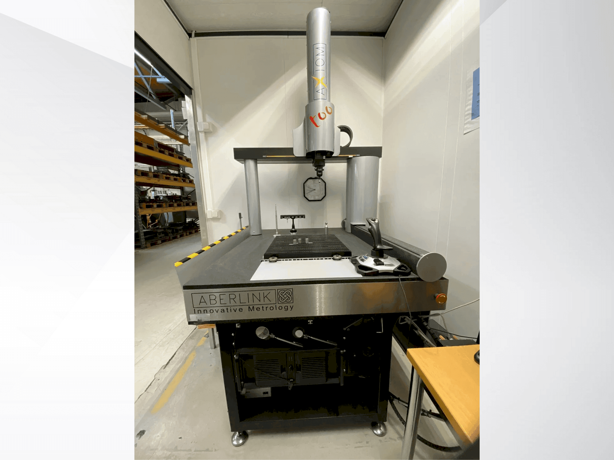 Vista frontal de la máquina ABERLINK Axiom Too CNC
