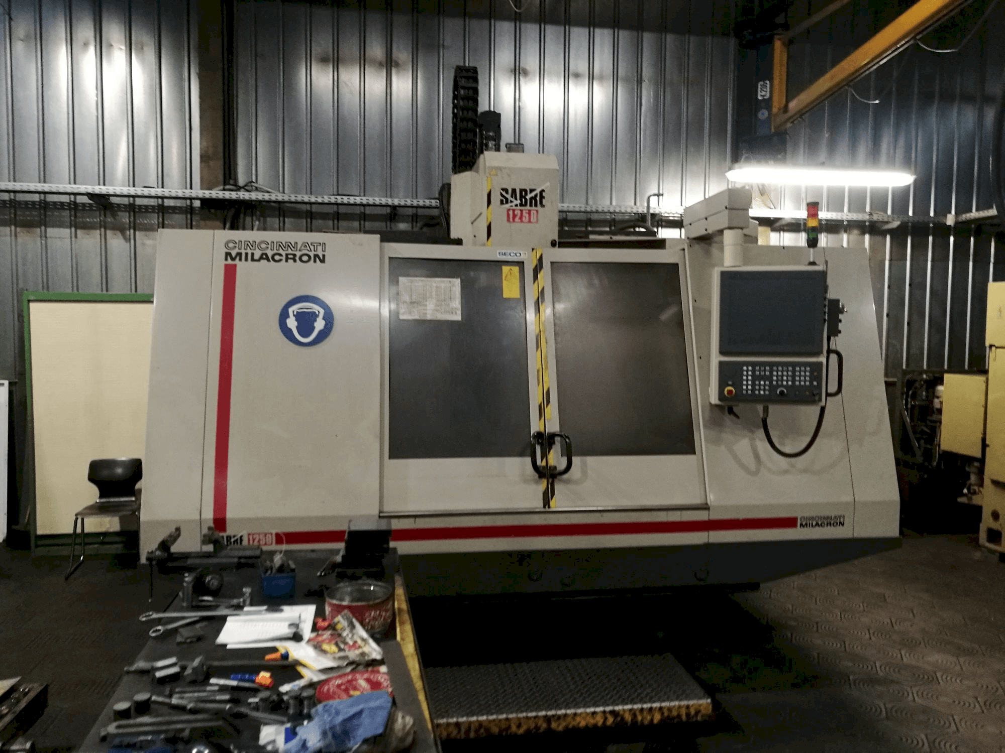 Vista frontal de la máquina Cincinnati Milacron Sabre 1250
