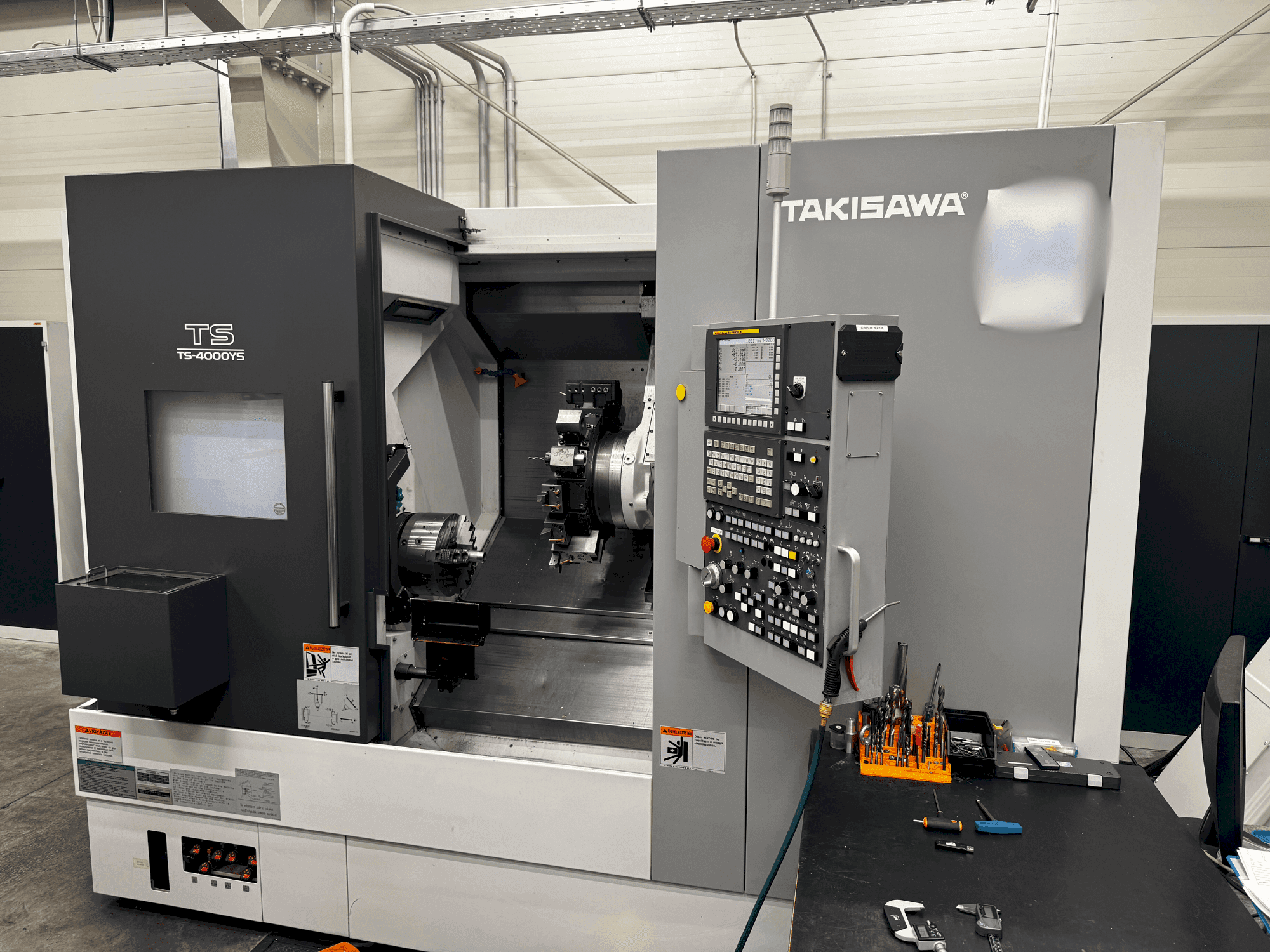 Vista frontal de la máquina Takisawa TS-4000YS