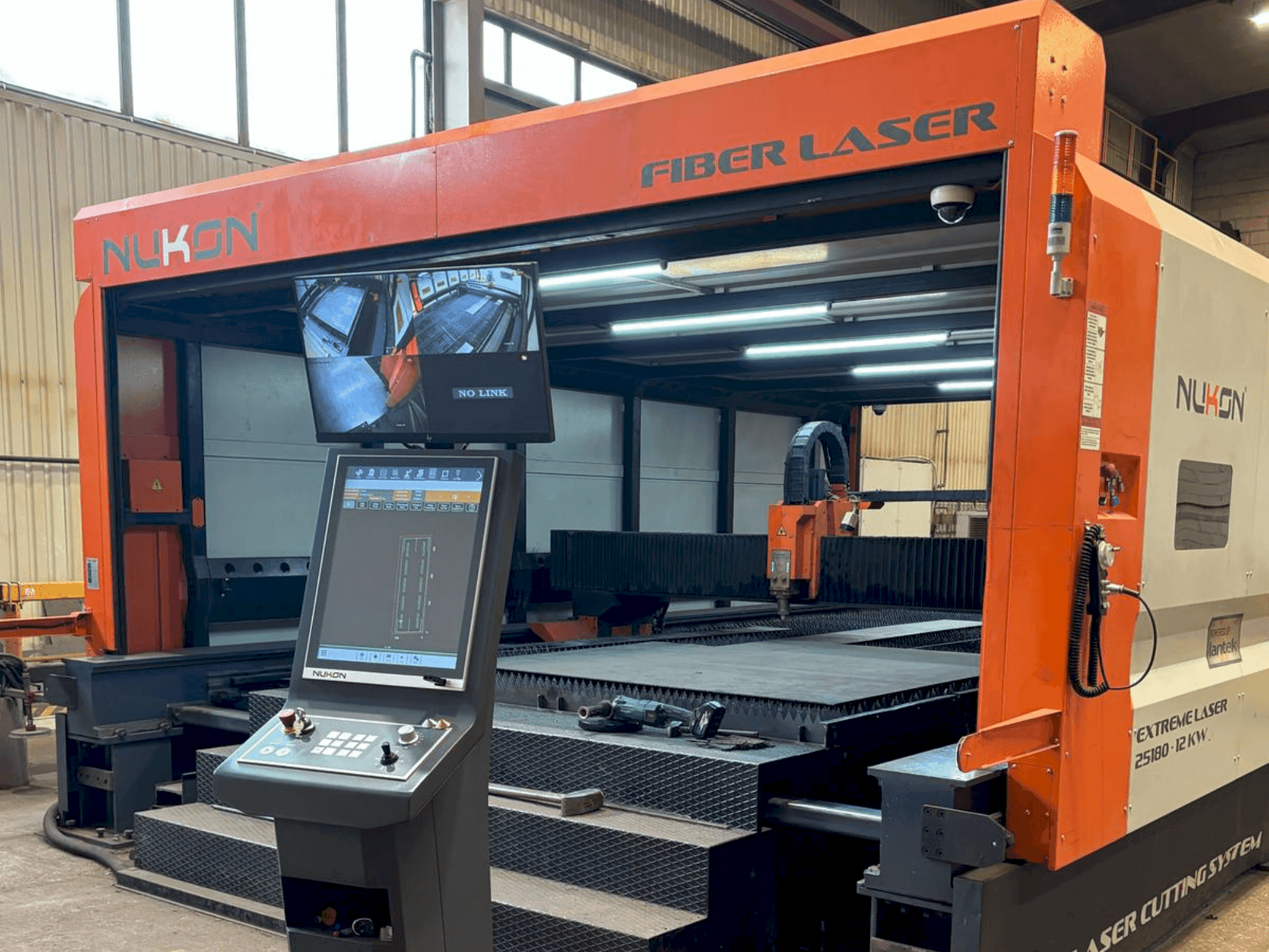 Vista frontal de la máquina NUKON Fiber Laser Extreme 30250