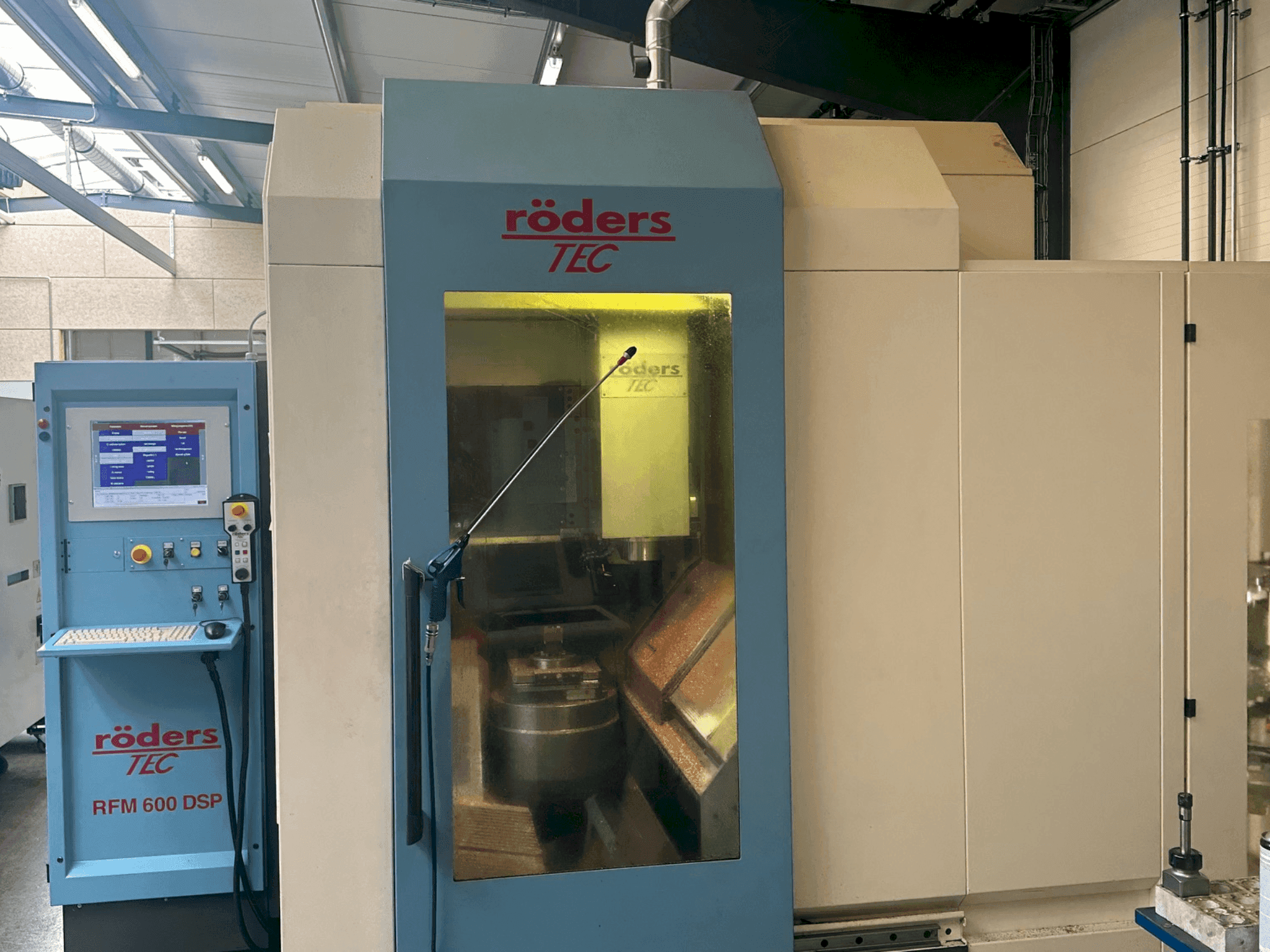 Vista frontal de la máquina Roders RFM 600 DSP