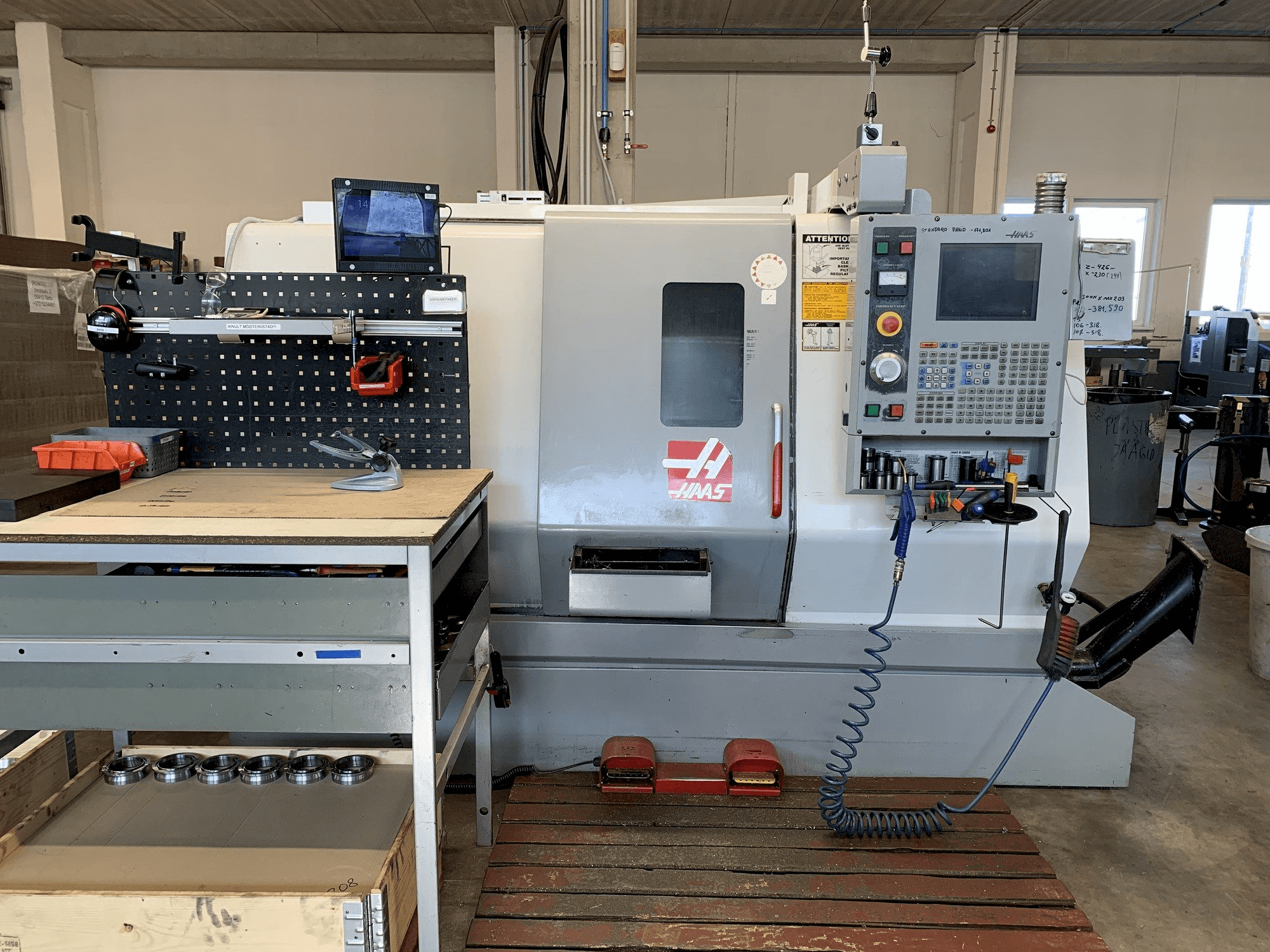 Vista frontal de la máquina HAAS SL-20 TCF