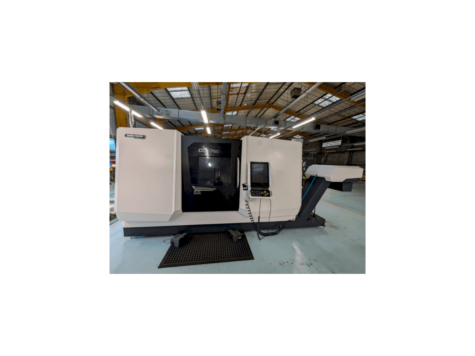 Vista frontal de la máquina DMG MORI CLX750 V4