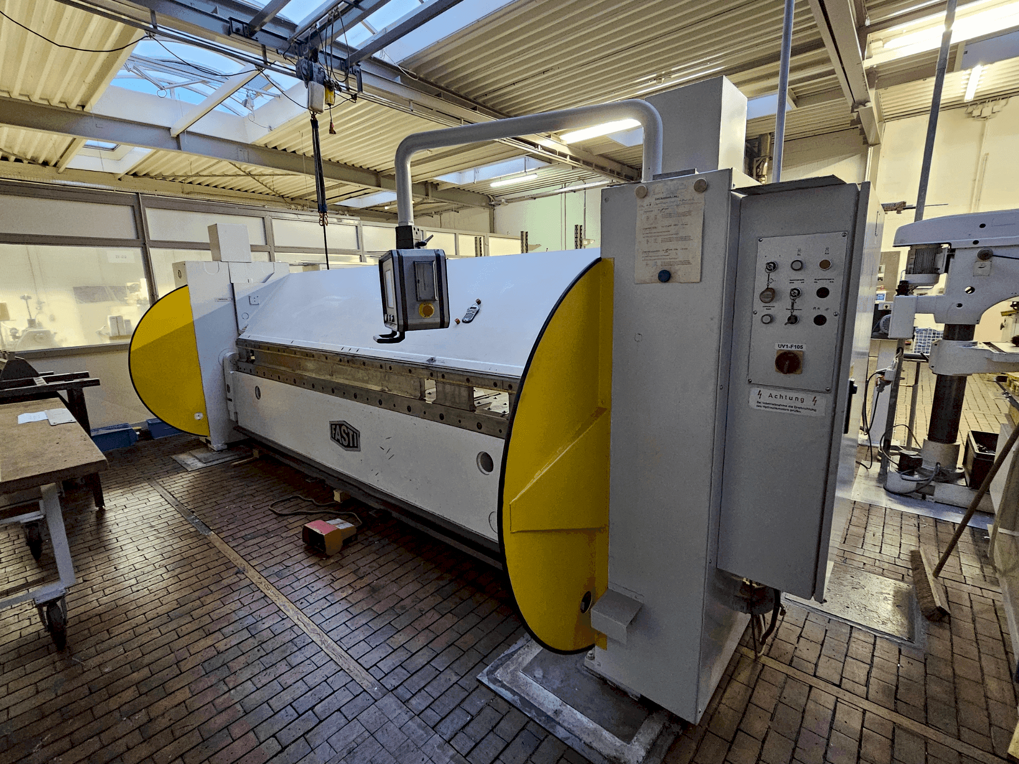 Vista frontal de la máquina SCHRODER-FASTI 215-40-4