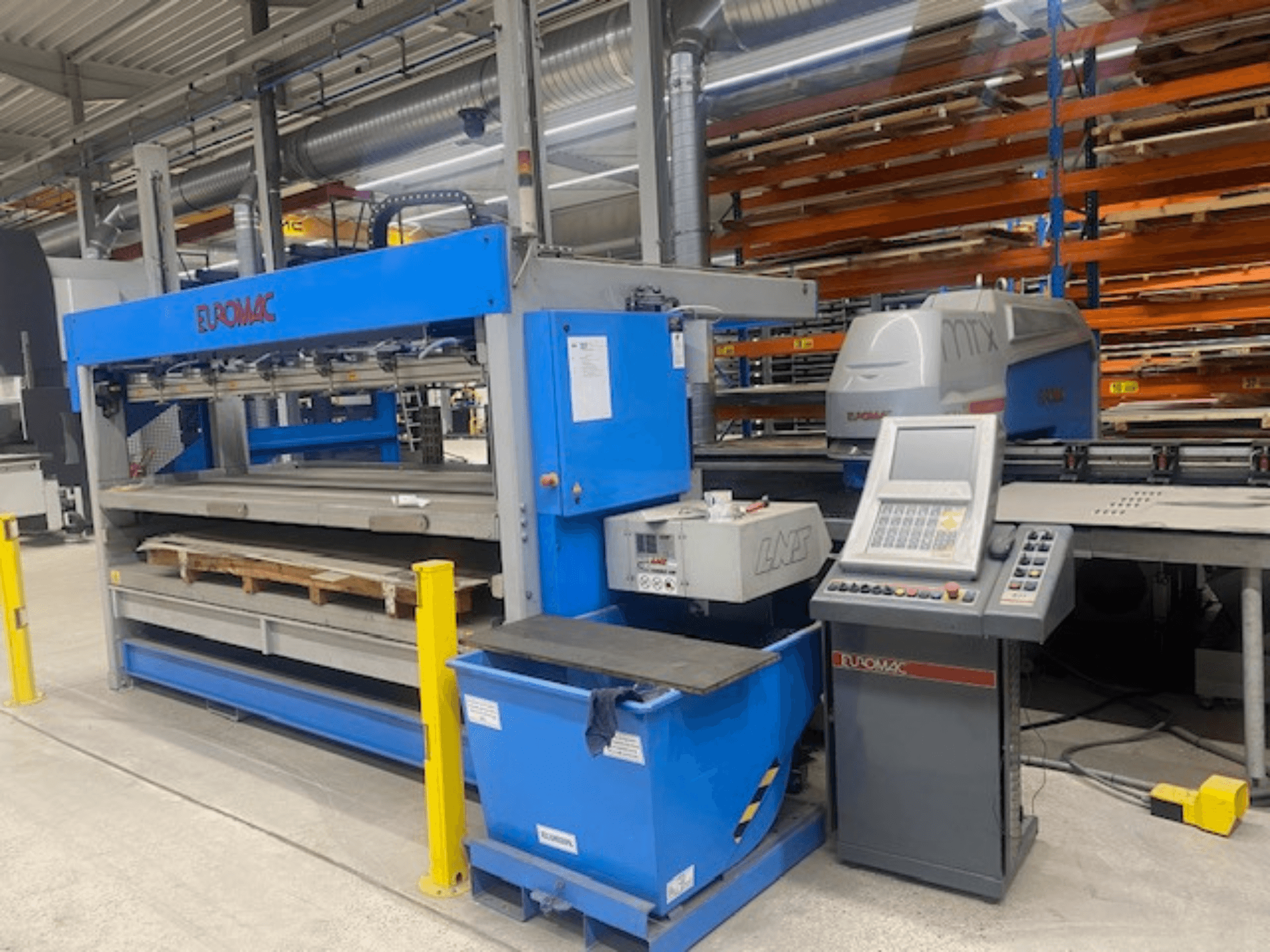 Máquina punzonadora CNC Euromac MTX FLEX 12, vista frontal en la que se aprecian el panel de control, las paletas y los dispositivos de seguridad.