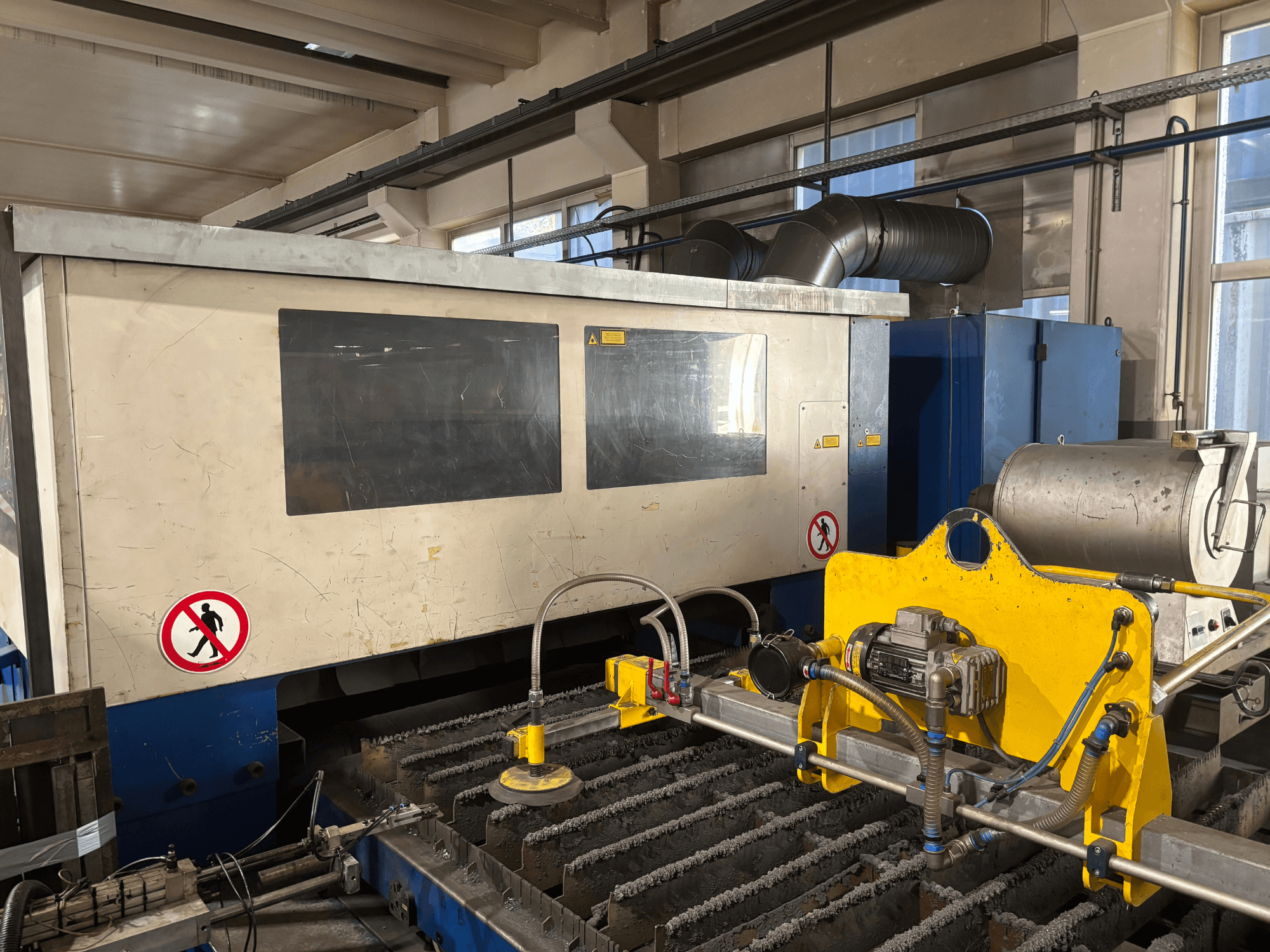 Máquina de corte por láser de CO2 TRUMPF Trumatic L3030, vista frontal que muestra la interfaz de control y los detalles de la superficie de corte.