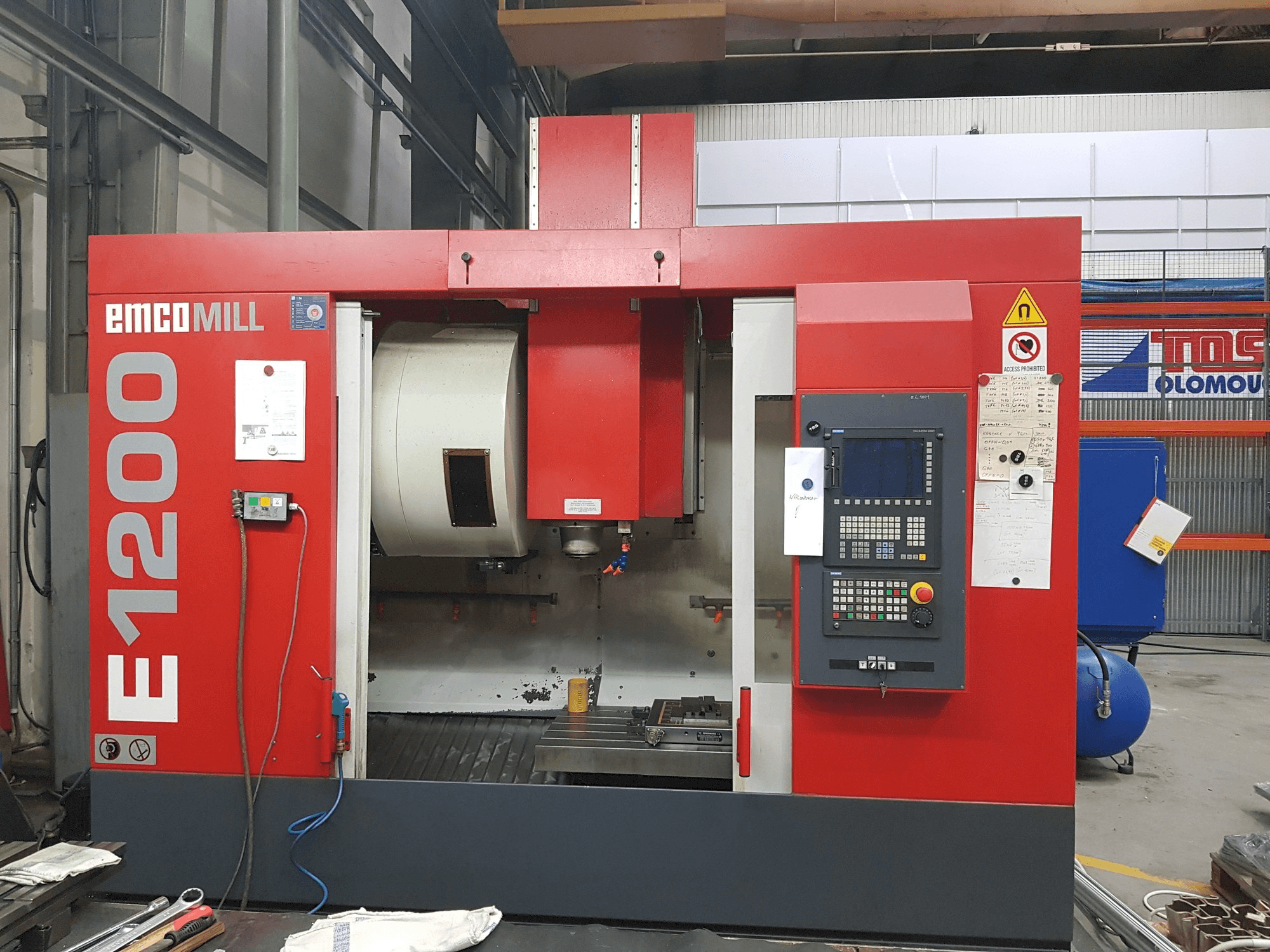 Vista frontal de la máquina EMCO Emcomill E 1200