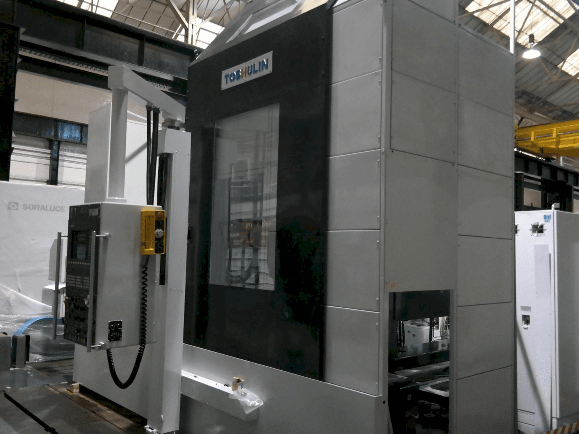 Vista frontal de la máquina TOS SKA 12 CNC