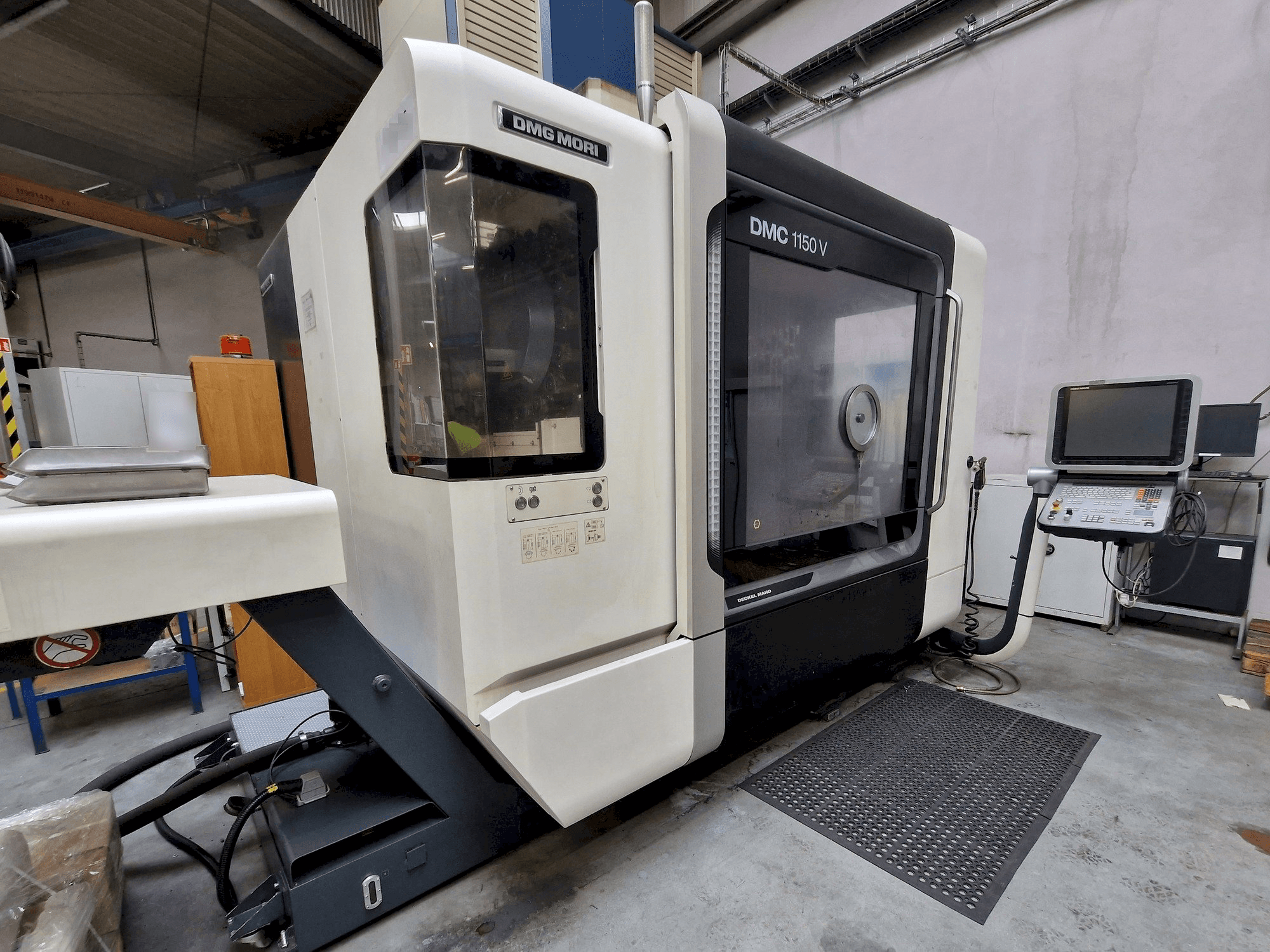 Vista lateral izquierda de la máquina DMG MORI DMC 1150 V