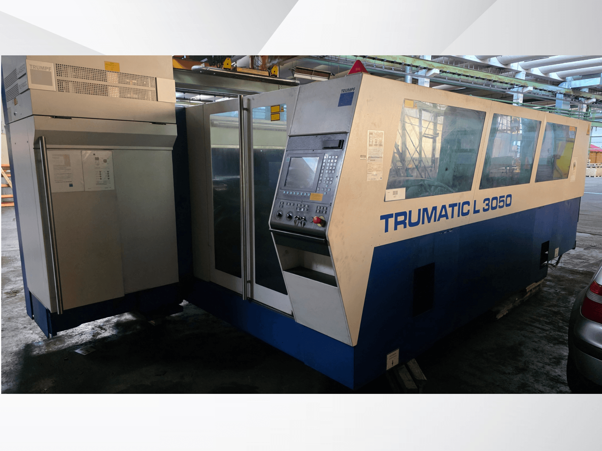 Máquina de corte por láser de CO2 TRUMPF Trumatic L 3050, vista frontal, con panel de control y grandes ventanas de cristal.