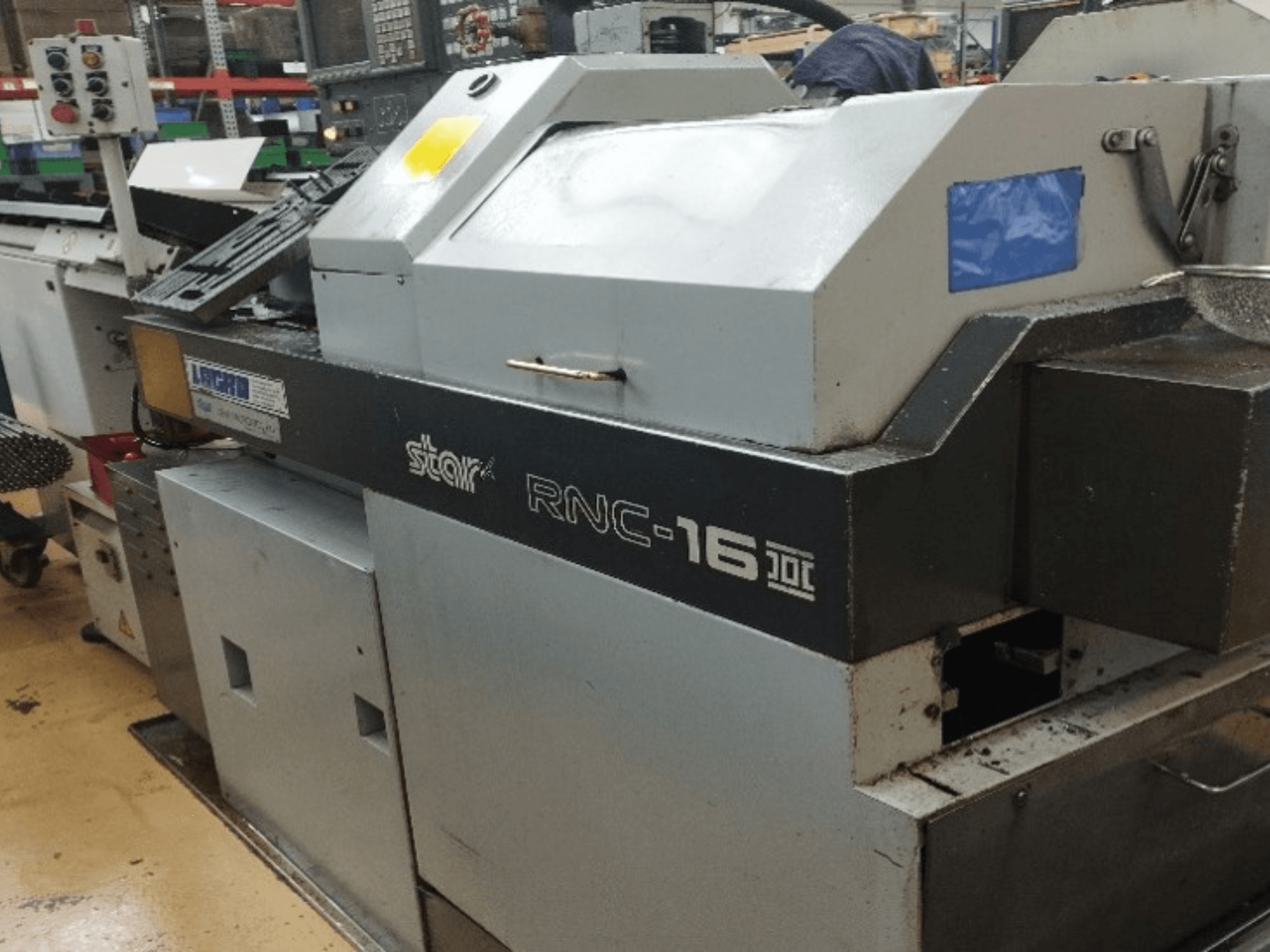 Torno de tipo suizo Star RNC16B-1, vista frontal, en la que se aprecian el panel de control y los componentes de la máquina en un entorno de taller.