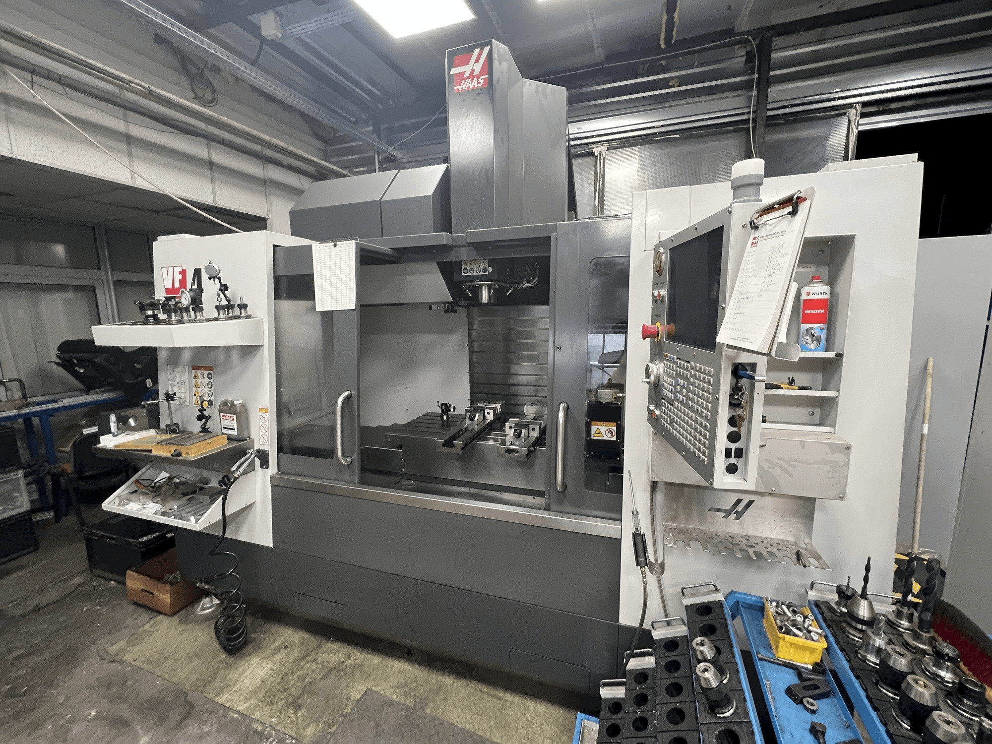 Vista frontal de la máquina HAAS VF-4