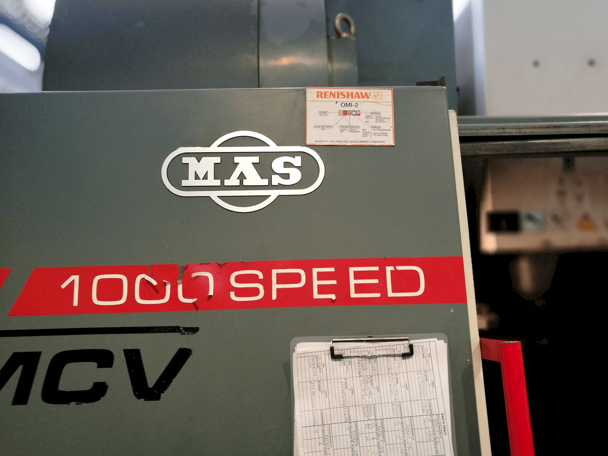 Vista frontal de la máquina KOVOSVIT MAS MCV 1000 SPEED