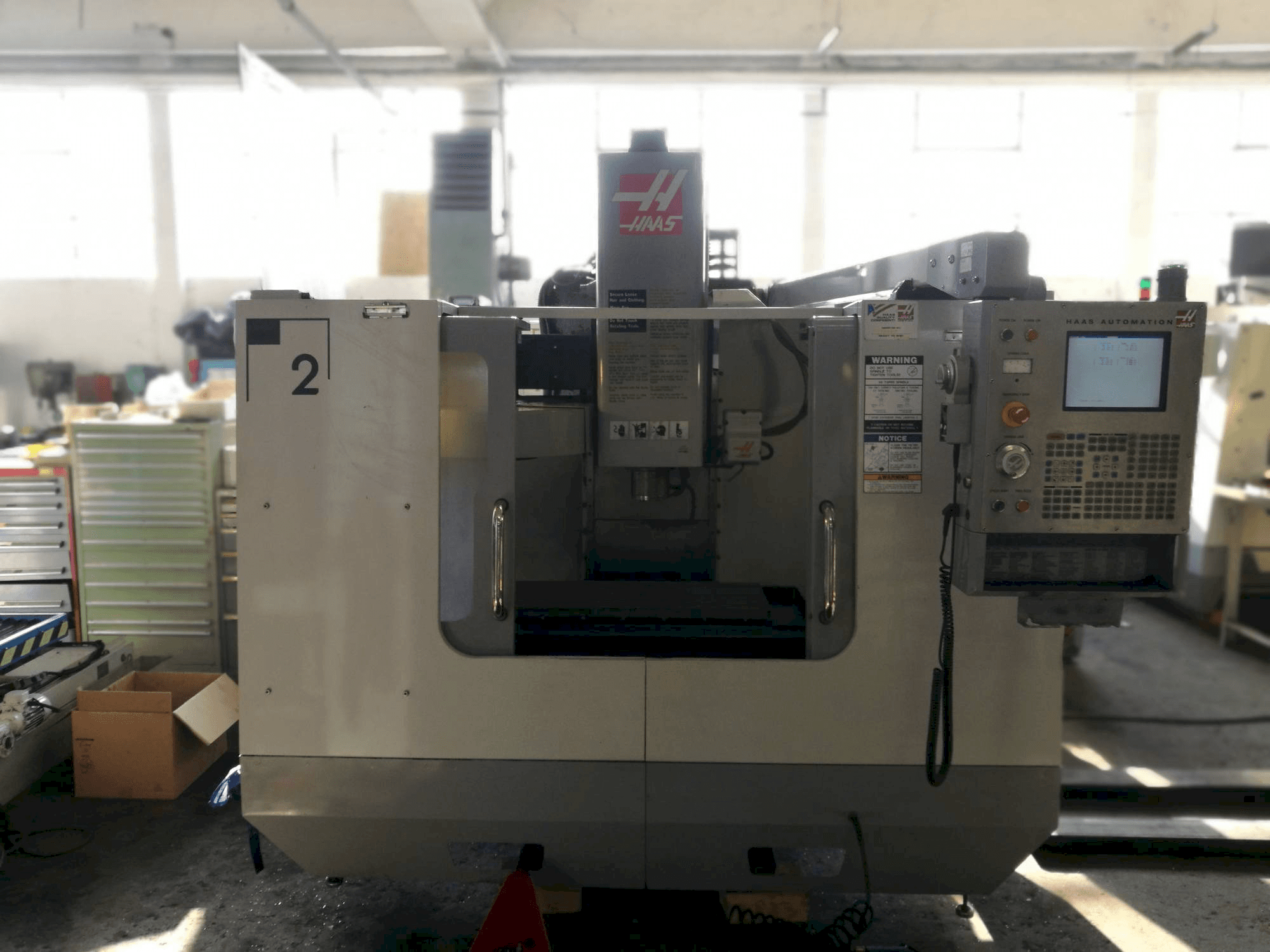 Vista frontal de la máquina HAAS VF-2BHE