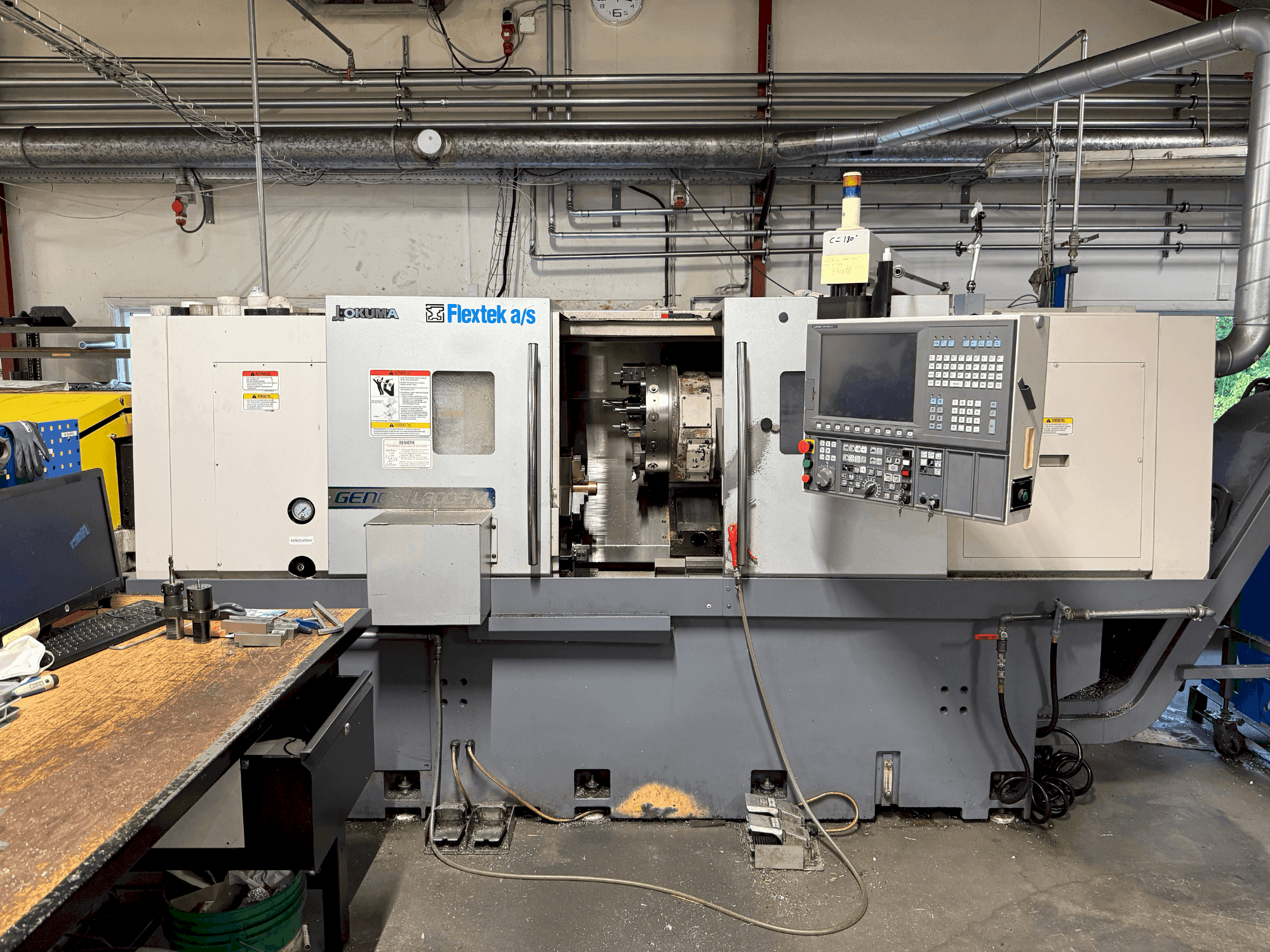 Vista frontal de la máquina Okuma Genos L300E-M with FMB Turbo 8-80