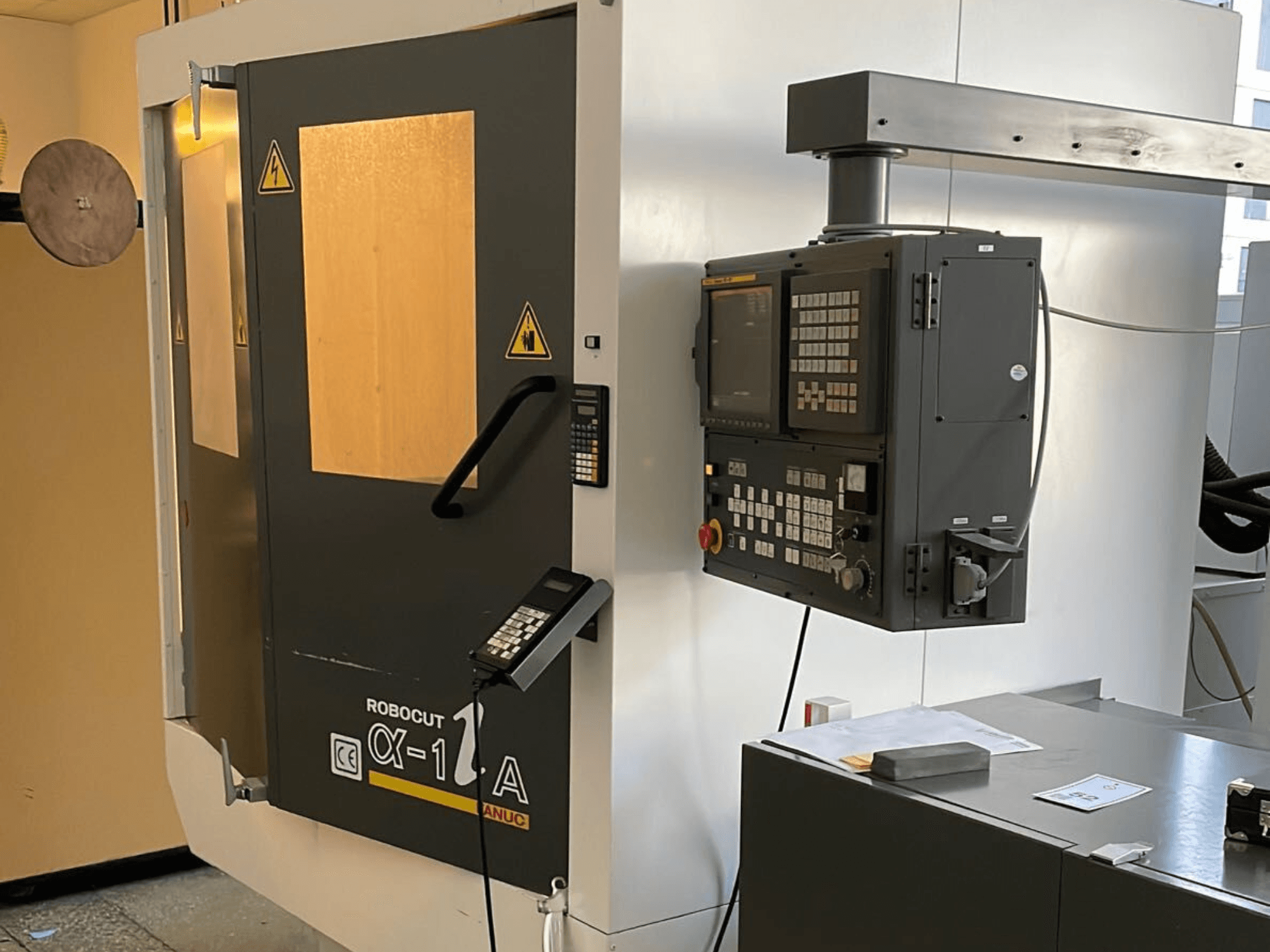 Robocut CX-1 Una máquina con panel de control; vista frontal que muestra las puertas de seguridad y la interfaz de funcionamiento.