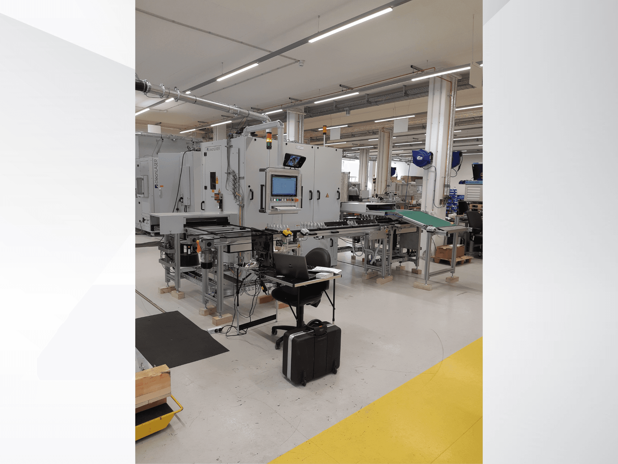 Máquina herramienta CLEAN LASER clean CELL 3220, vista frontal con panel de control, cinta transportadora y puesto de trabajo en un entorno industrial.