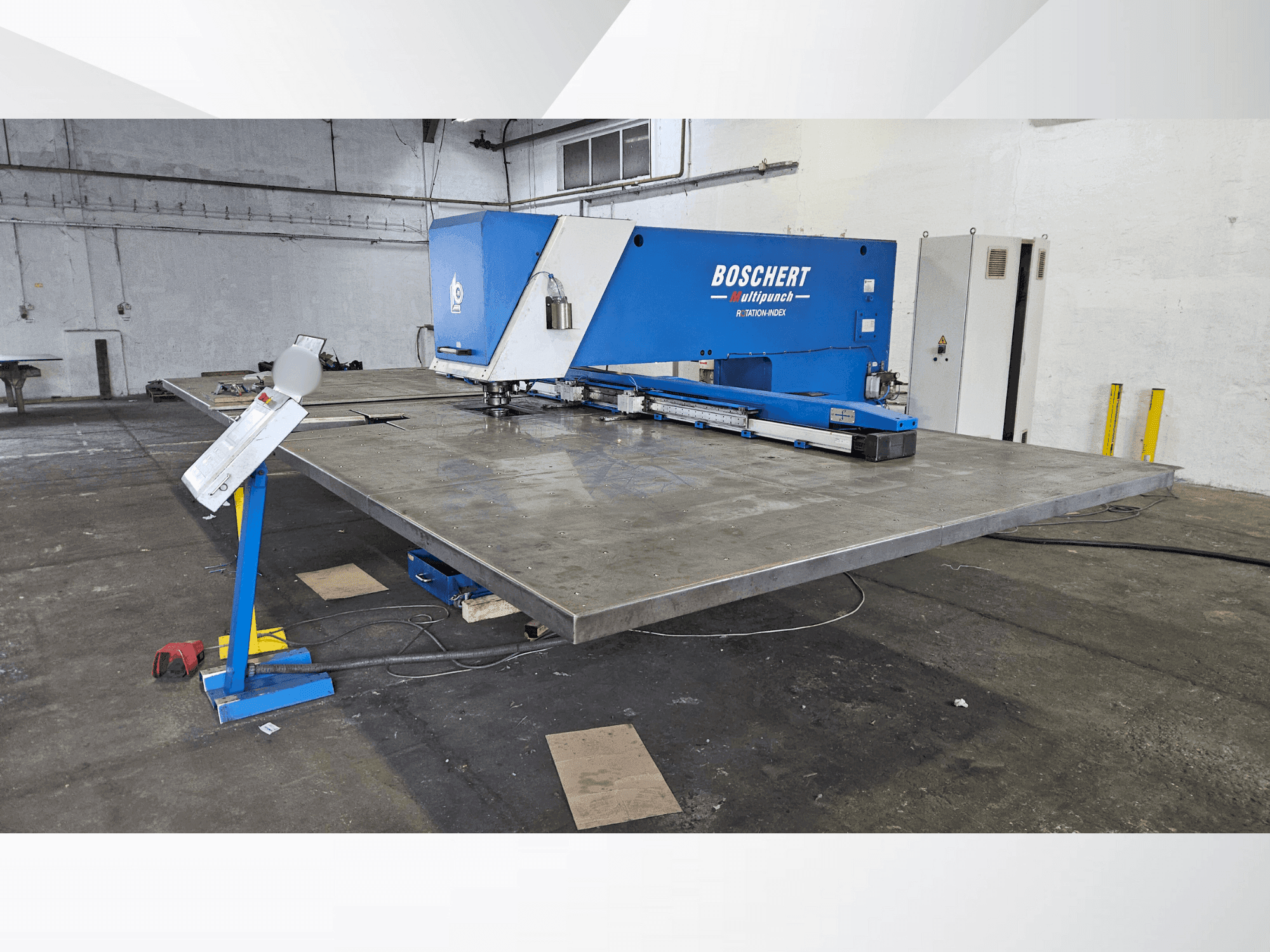 Vista frontal de la máquina BOSCHERT Multipunch 1500 x 3000