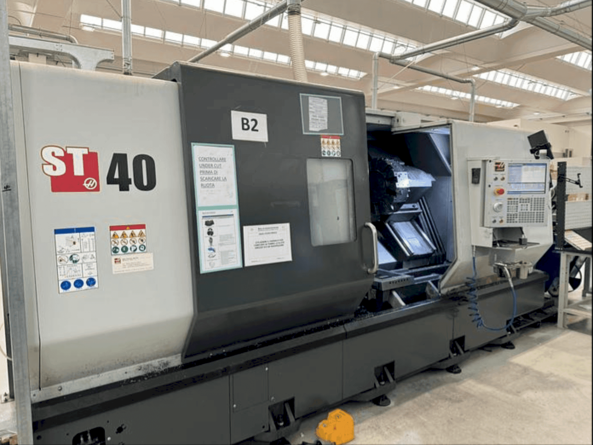 Vista frontal de la máquina HAAS ST40