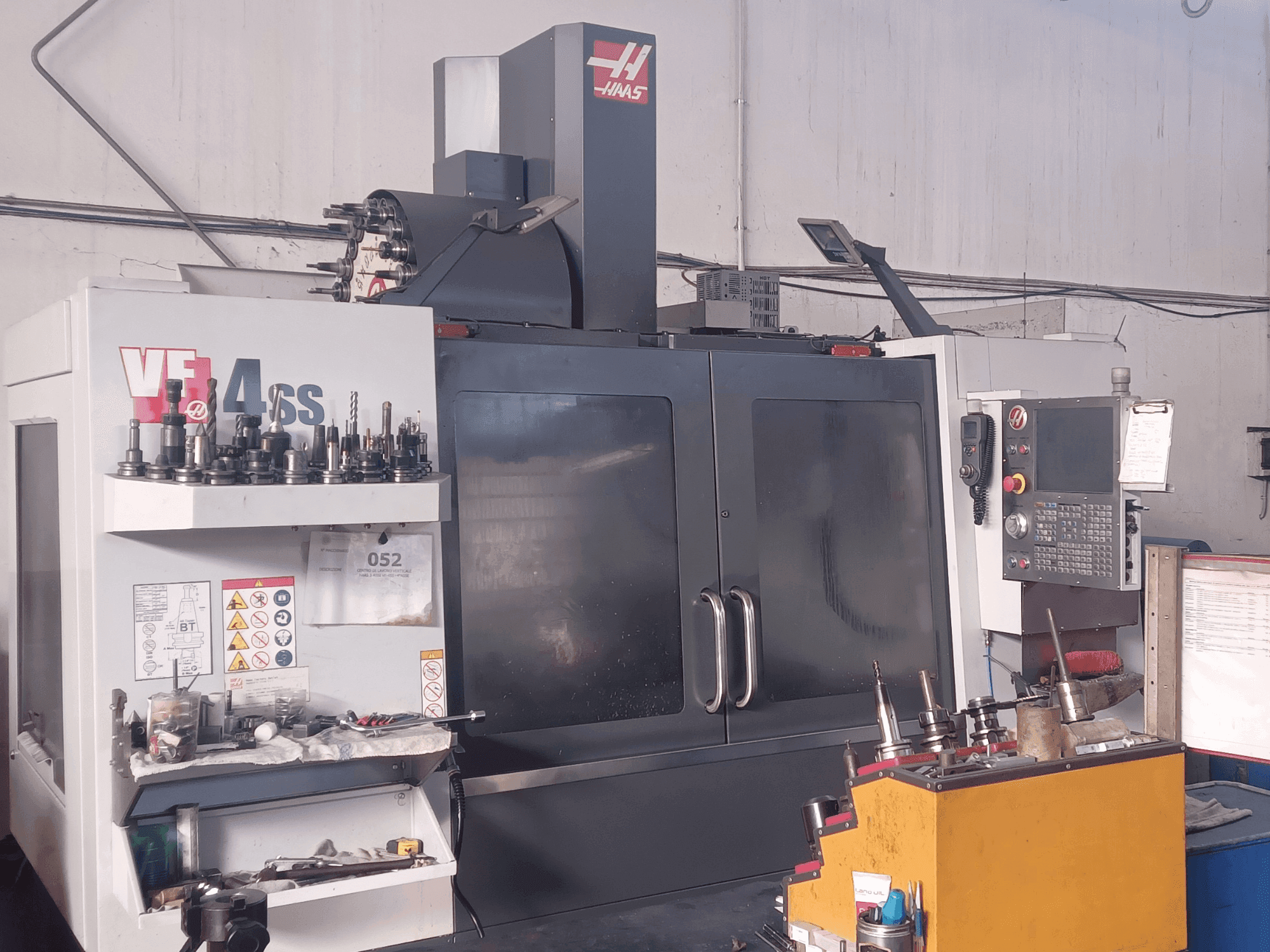 Vista frontal de la máquina HAAS VF-4SS