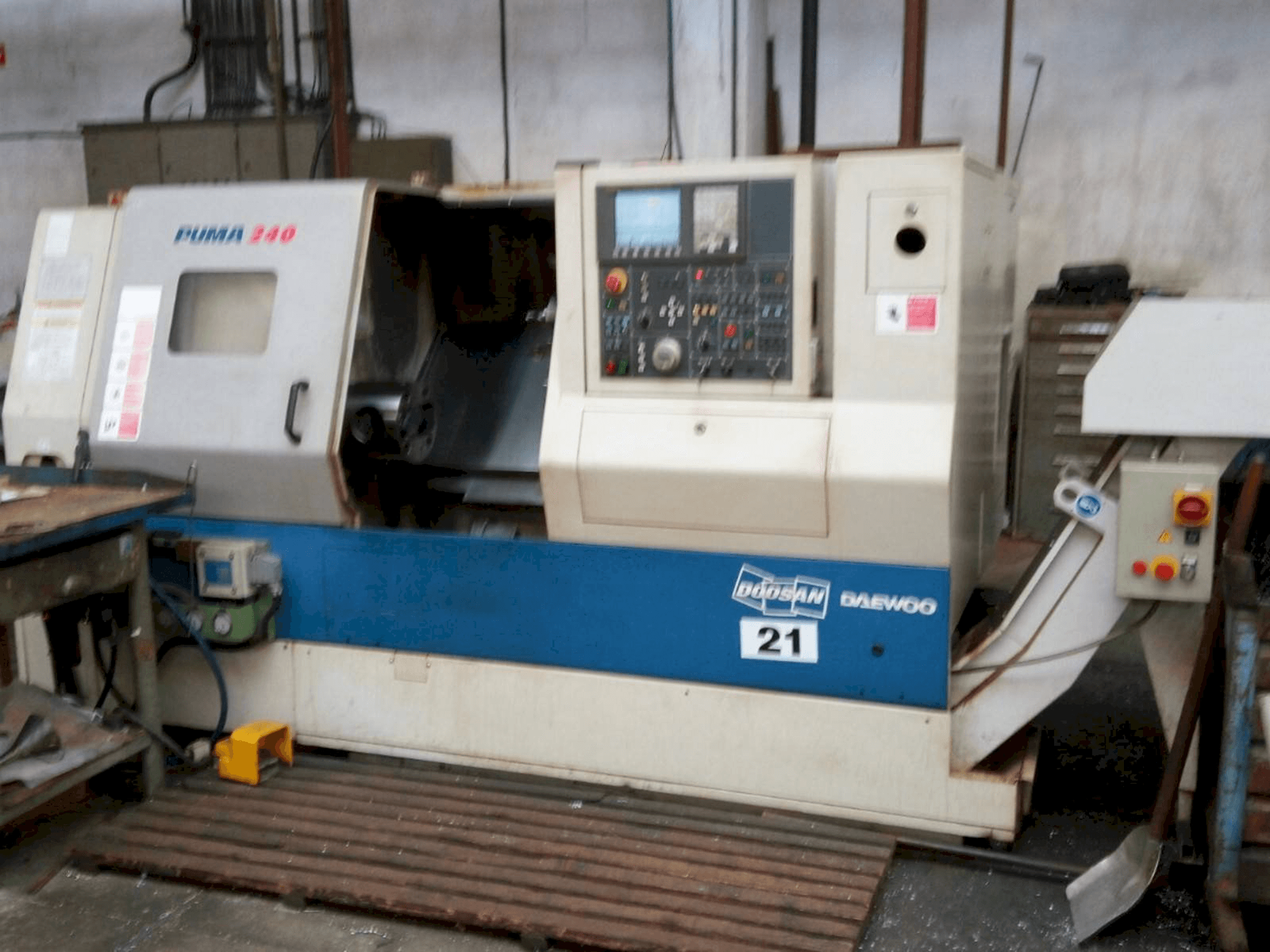 Vista frontal de la máquina Doosan Puma 240B