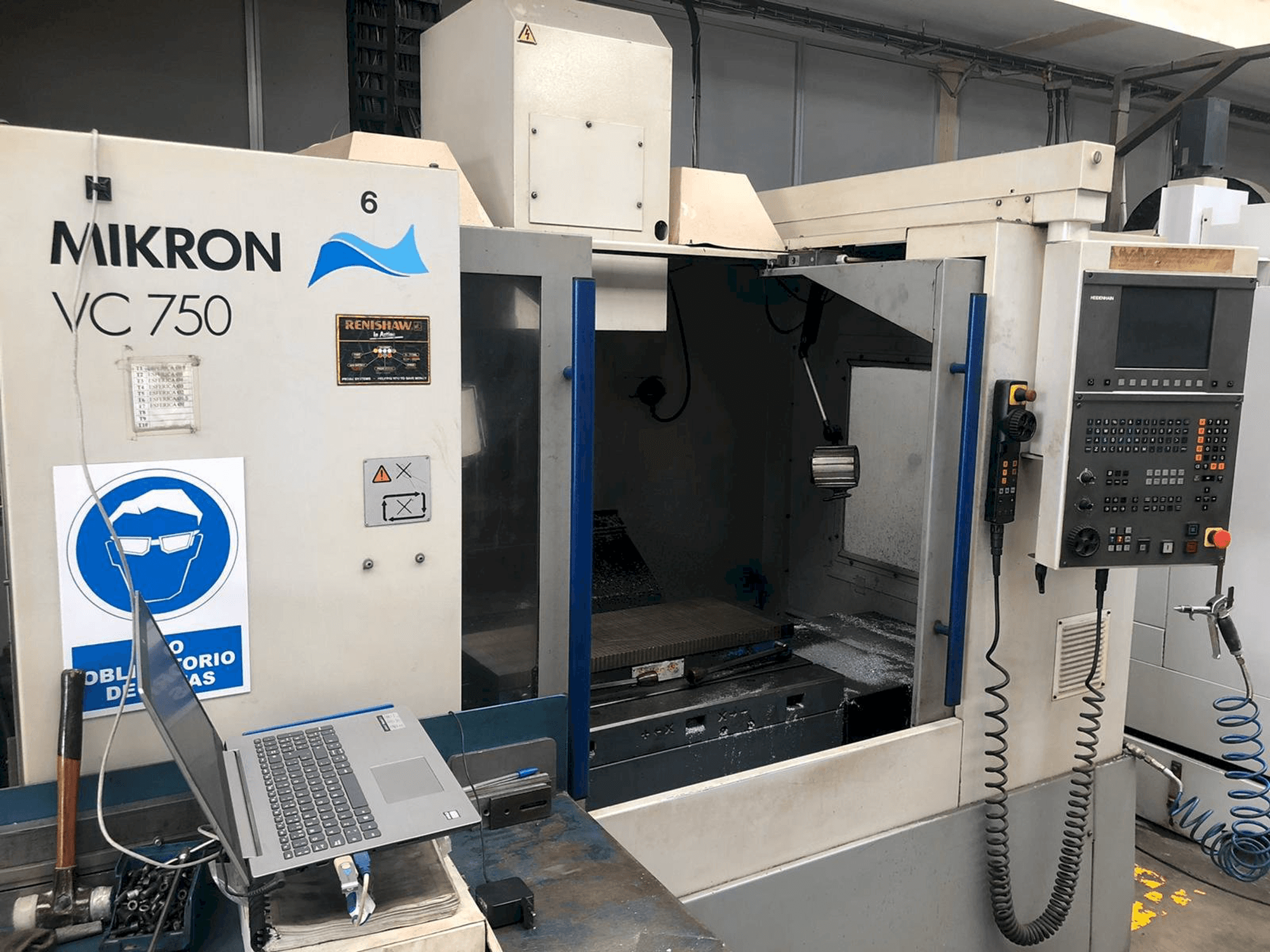 Vista frontal de la máquina MIKRON VC 750