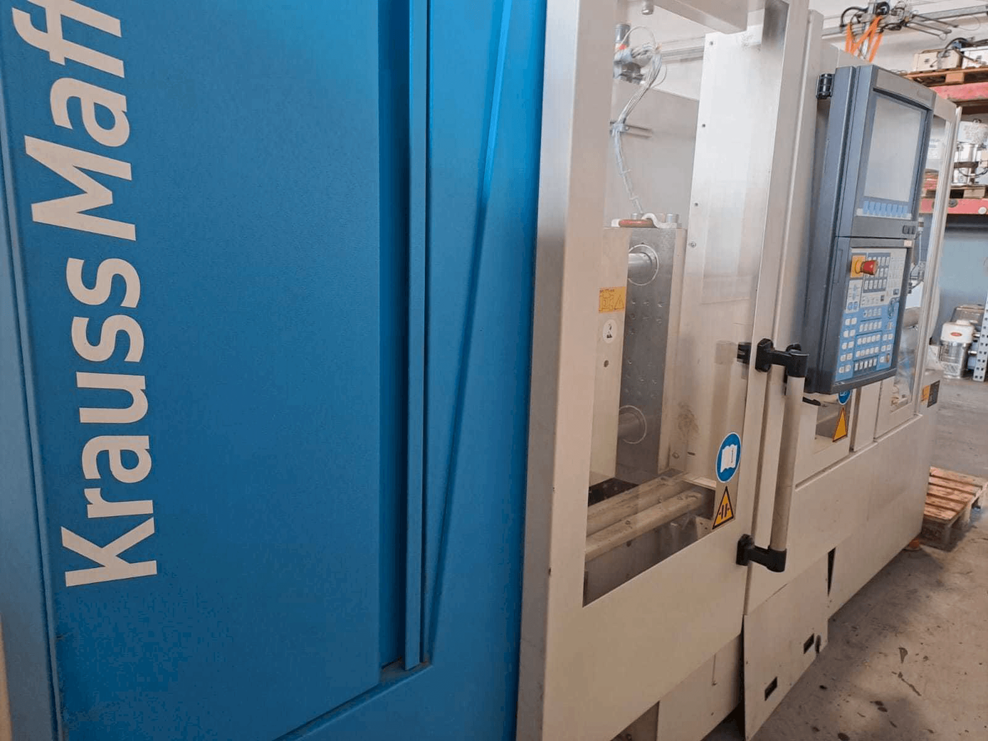 Vista frontal de la máquina Krauss Maffei 35-180CX