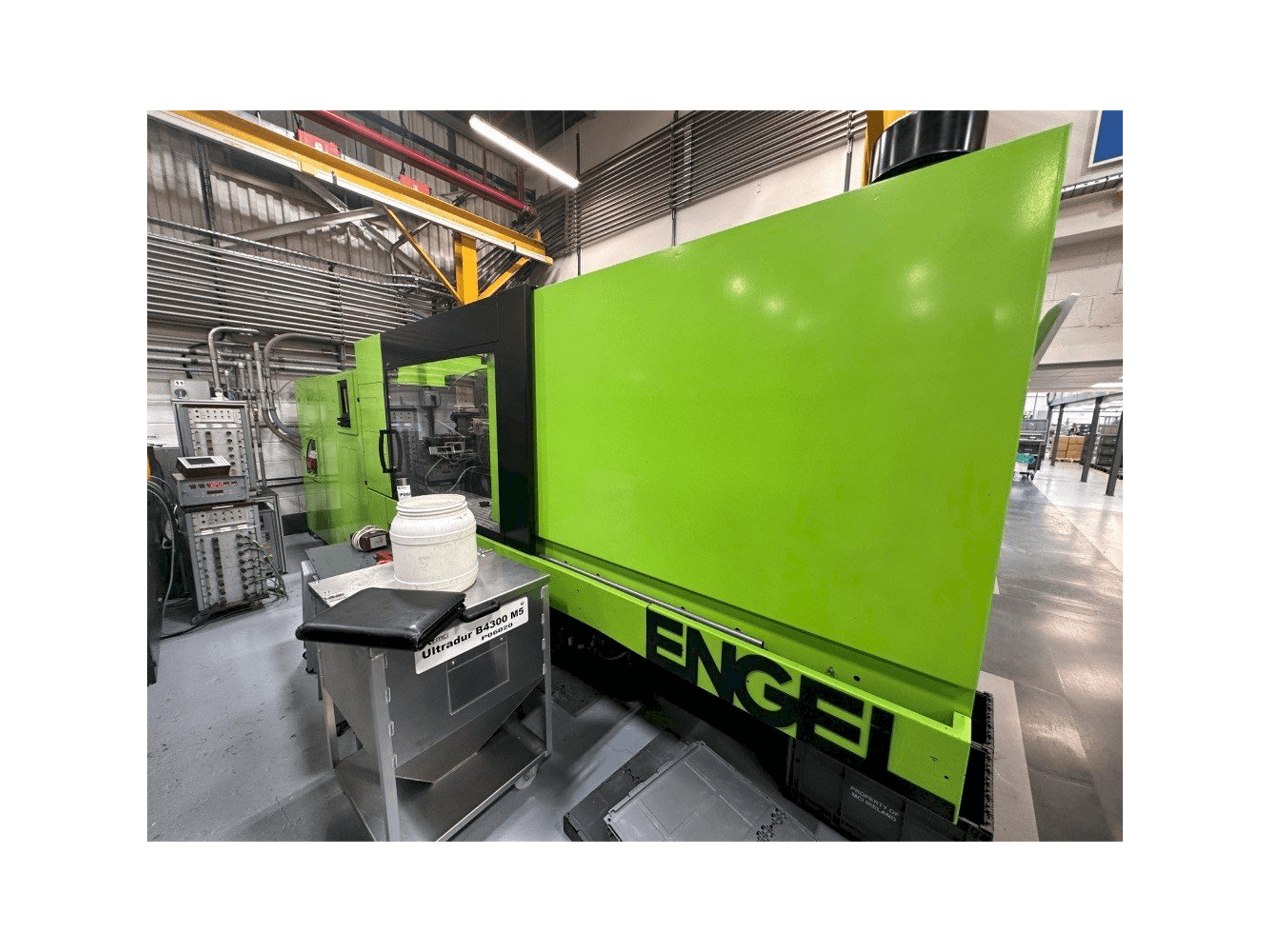 Vista frontal de la máquina Engel Victory 650/180 Tech