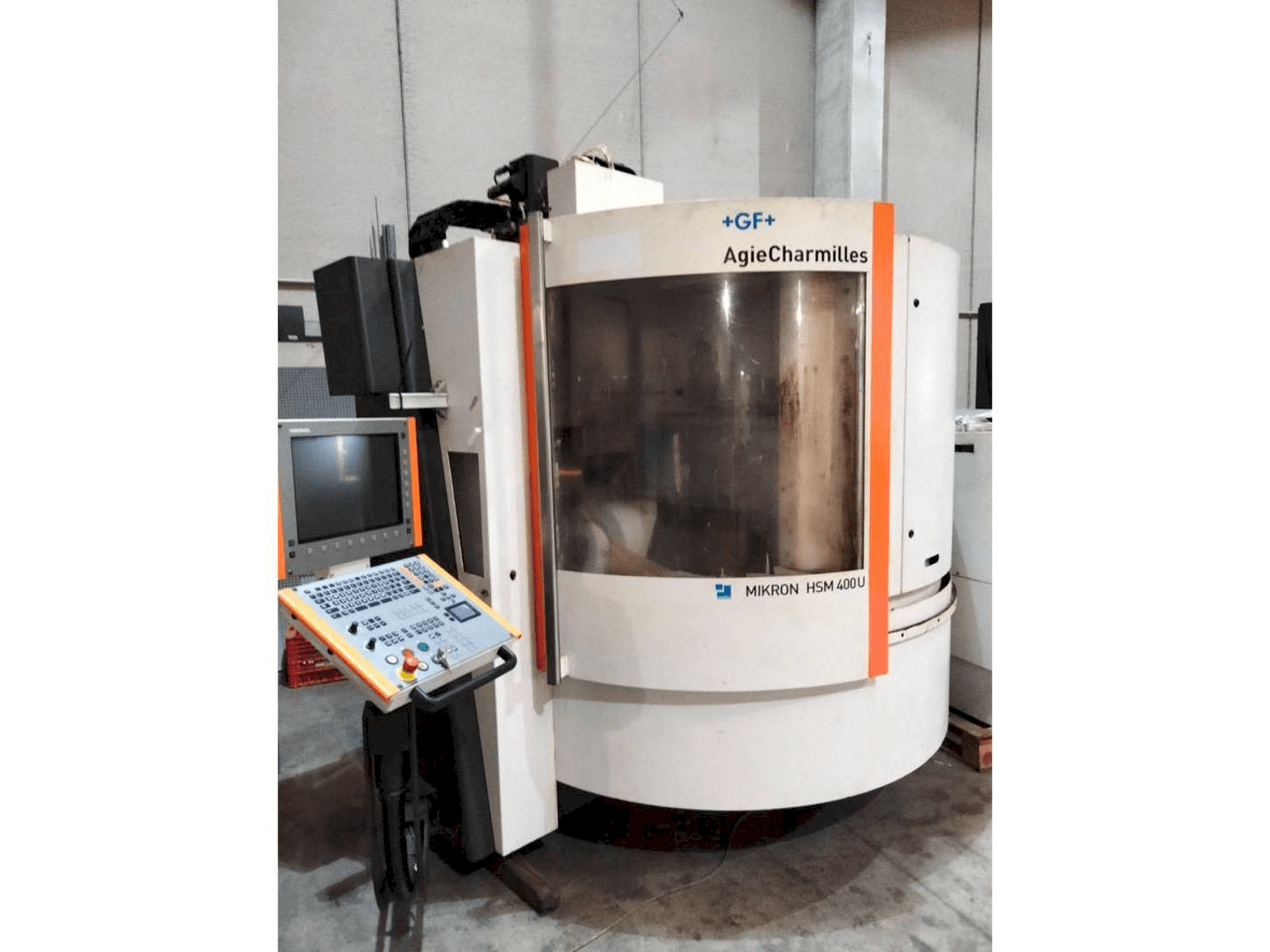 Vista frontal de la máquina MIKRON HSM 400 U
