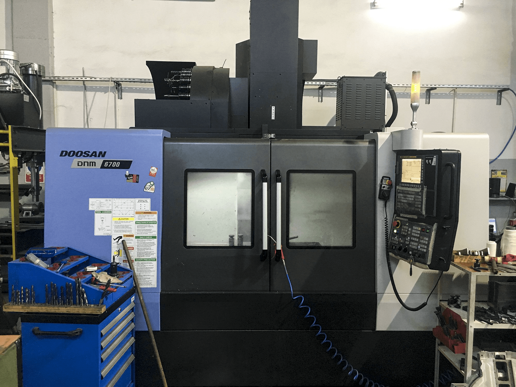 Vista frontal de la máquina Doosan DNM 6700