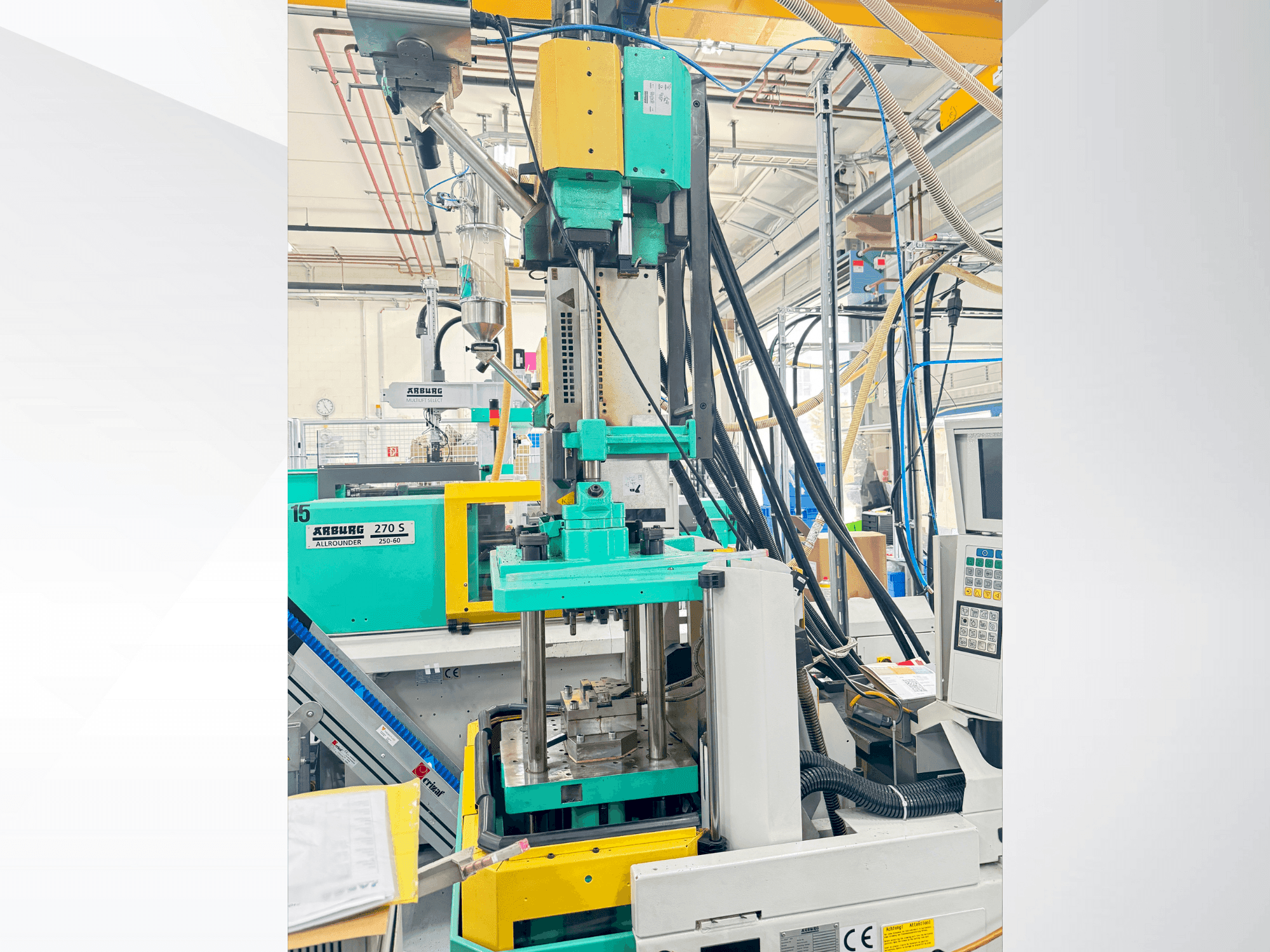 Vista frontal de la máquina Arburg 220 S 150-60U