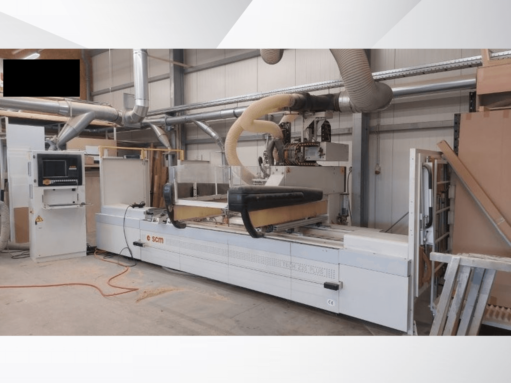 Centro de Procesado CNC SCM TECH Z25 PLUS H-R4 en un taller, vista frontal mostrando el panel de control y el sistema de extracción de polvo.