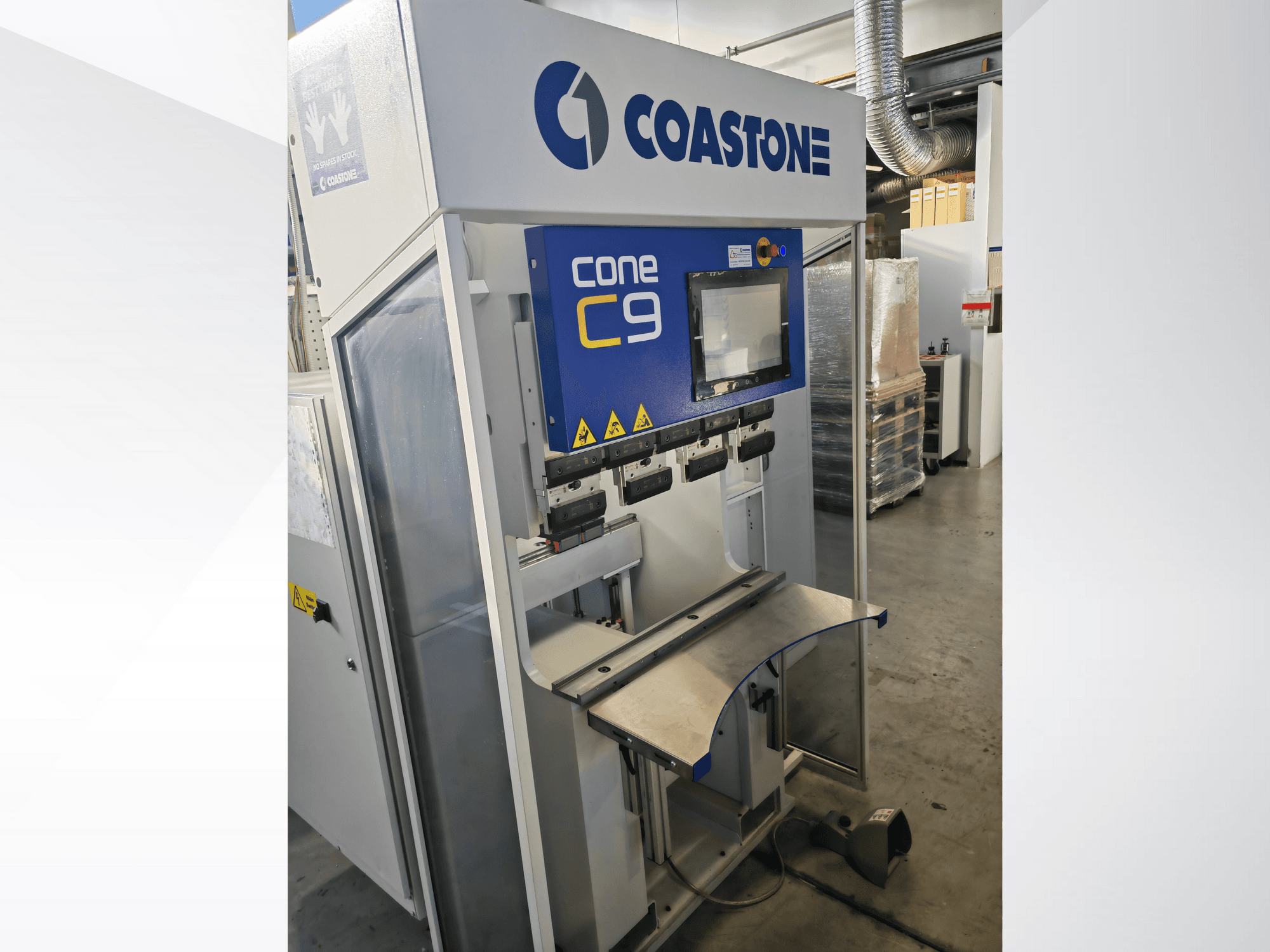 Máquina Coastone Cone C9 desde una vista frontal, con panel de control y superficie de trabajo de acero inoxidable.