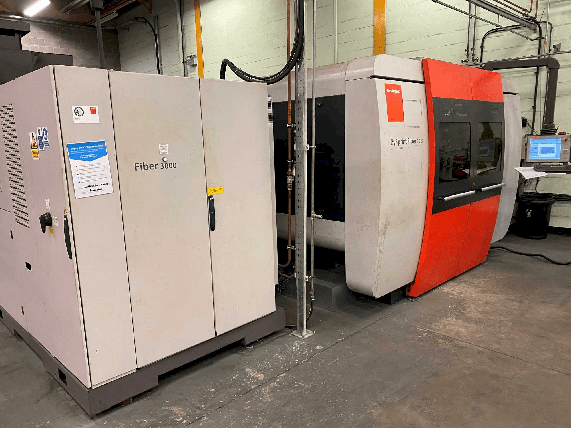 Vista frontal de la máquina Bystronic BySprint 3015 Fiber