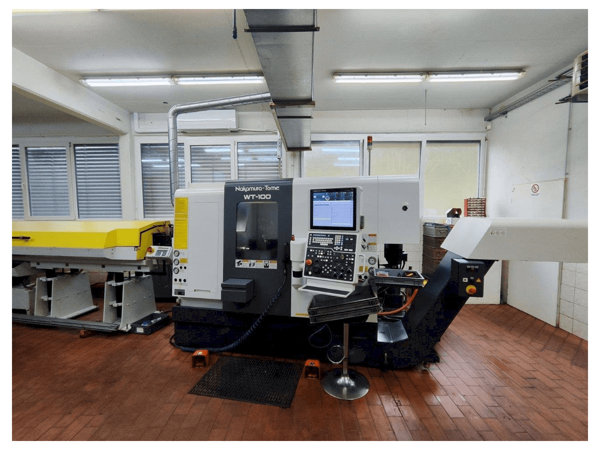 Vista frontal de la máquina NAKAMURA-TOME WT-100 MMY
