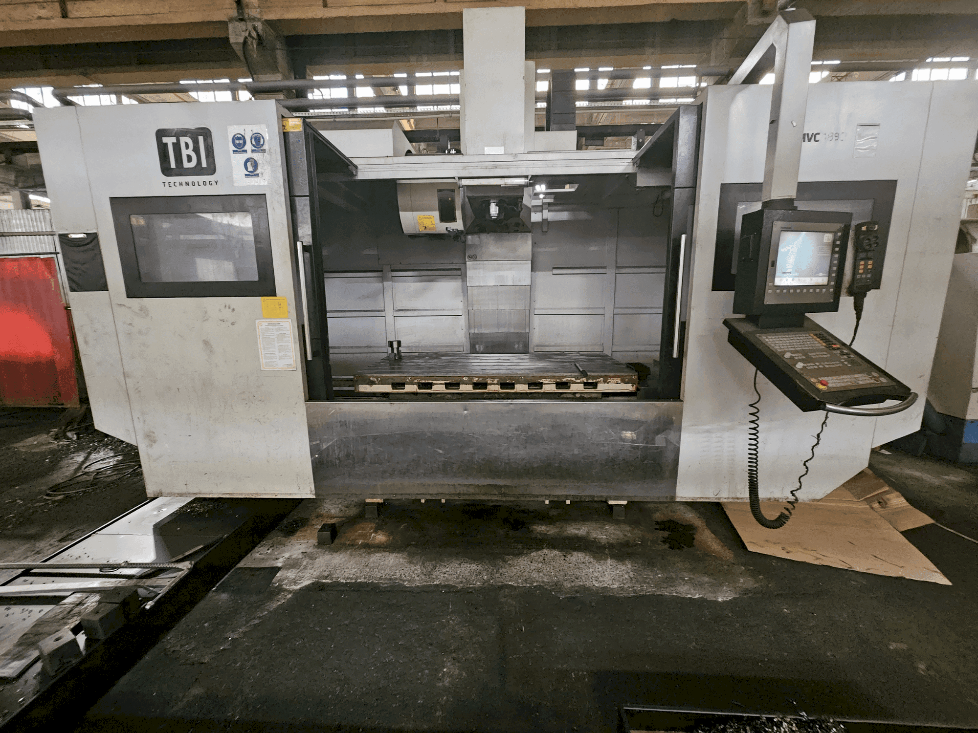 Vista frontal de la máquina TBI MVC 1890