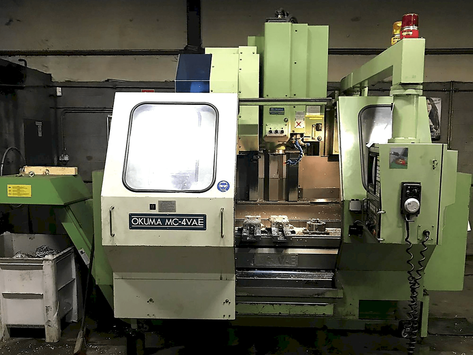 Vista frontal de la máquina Okuma MC-4VAE