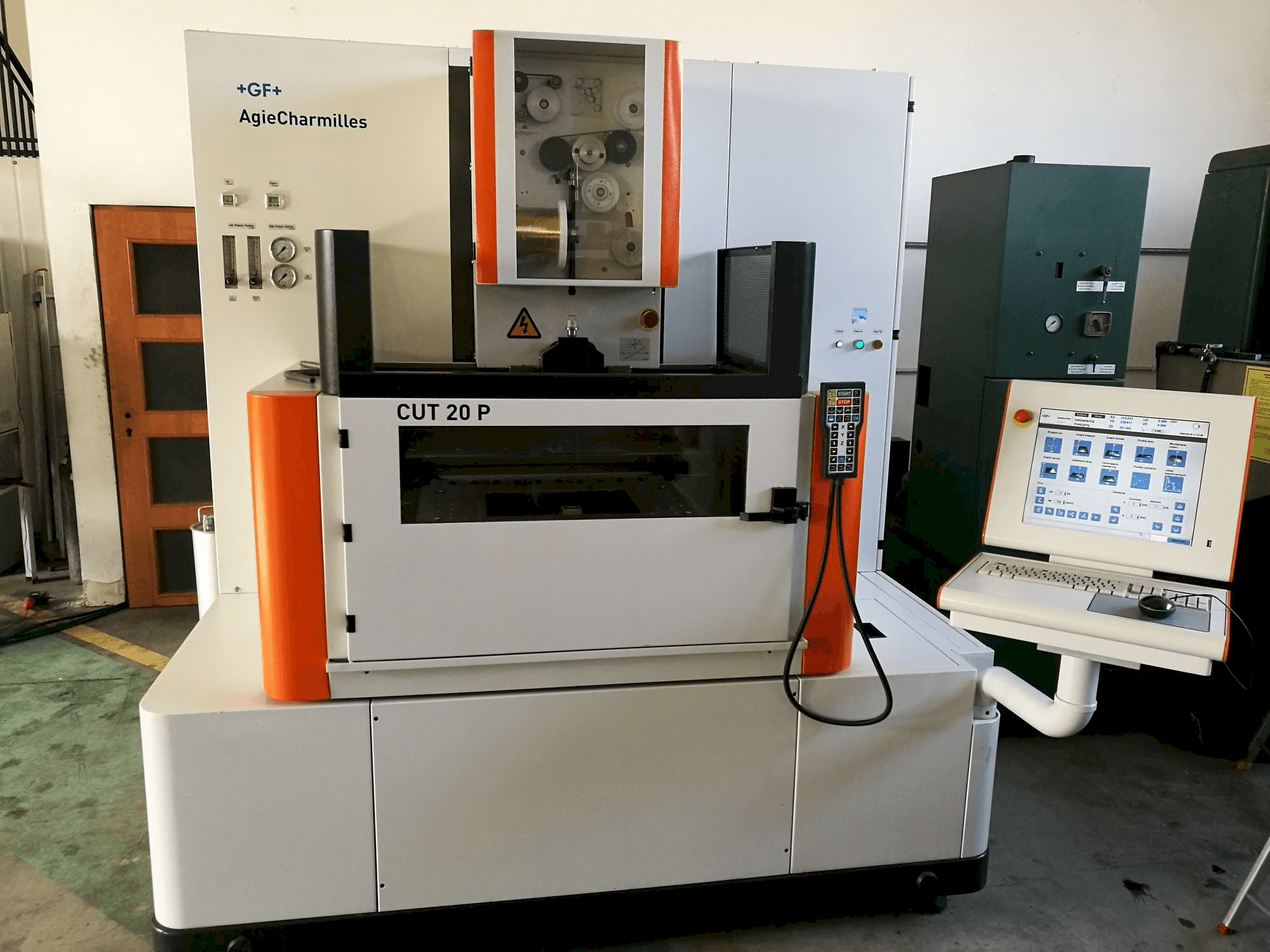 Vista frontal de la máquina AgieCharmilles CUT 20 P