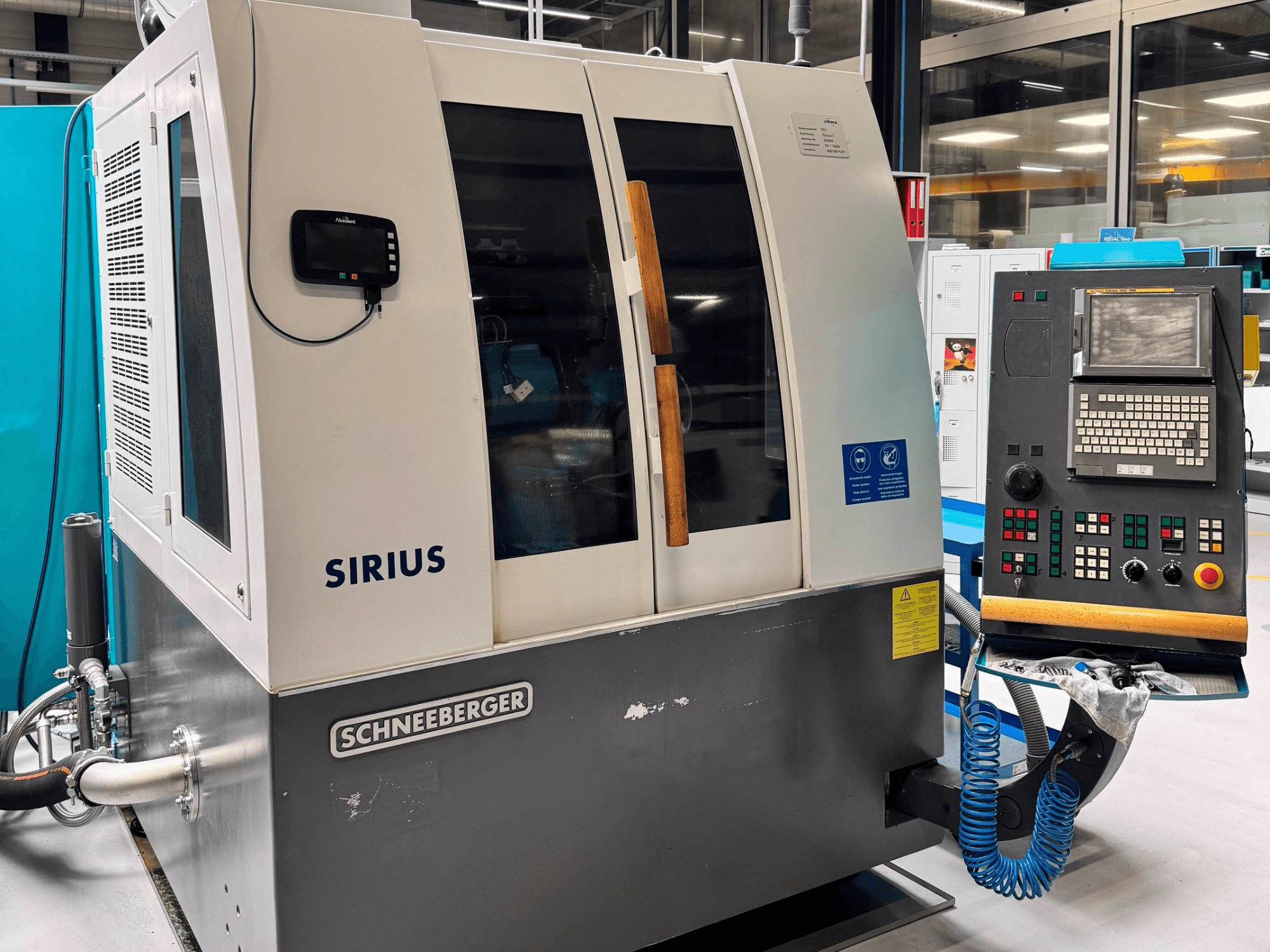 Rectificadora plana Schneeberger Sirius HPM, vista lateral, en la que se aprecian el panel de control y los indicadores de funcionamiento.