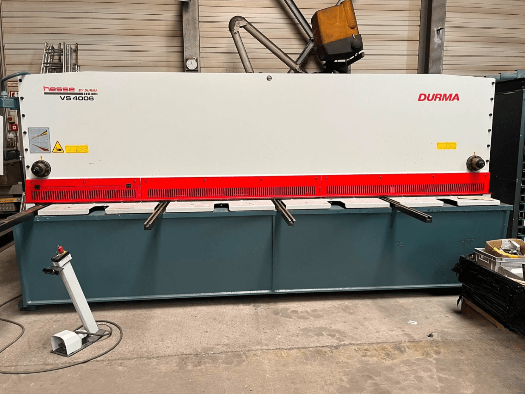 Cizalla CNC Durma VS 4006, vista frontal, con la cuchilla de corte y el panel de control visibles sobre una base robusta.