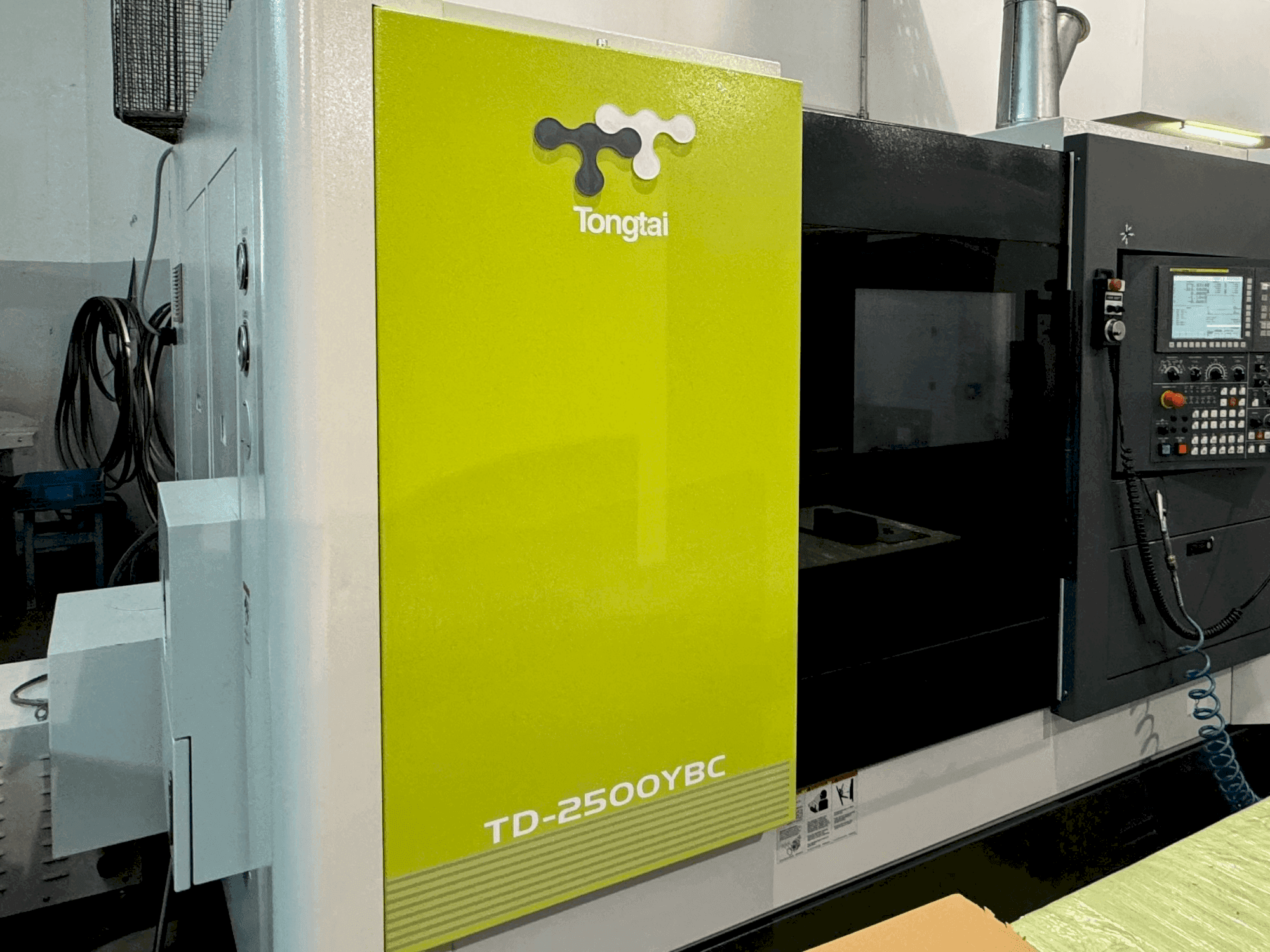 Vista frontal de la máquina Tongtai TD-2500YBC