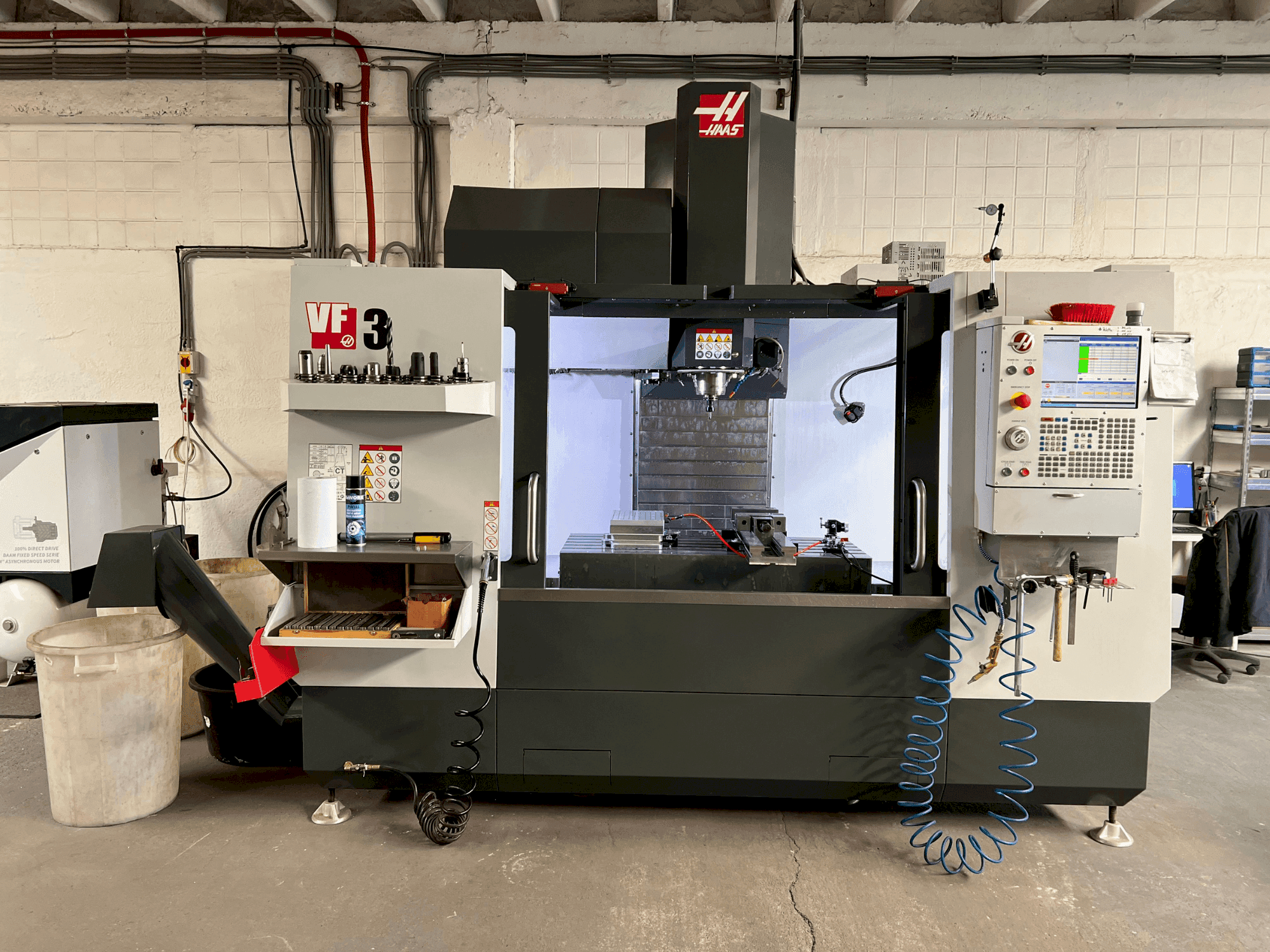 Vista frontal de la máquina HAAS VF-3