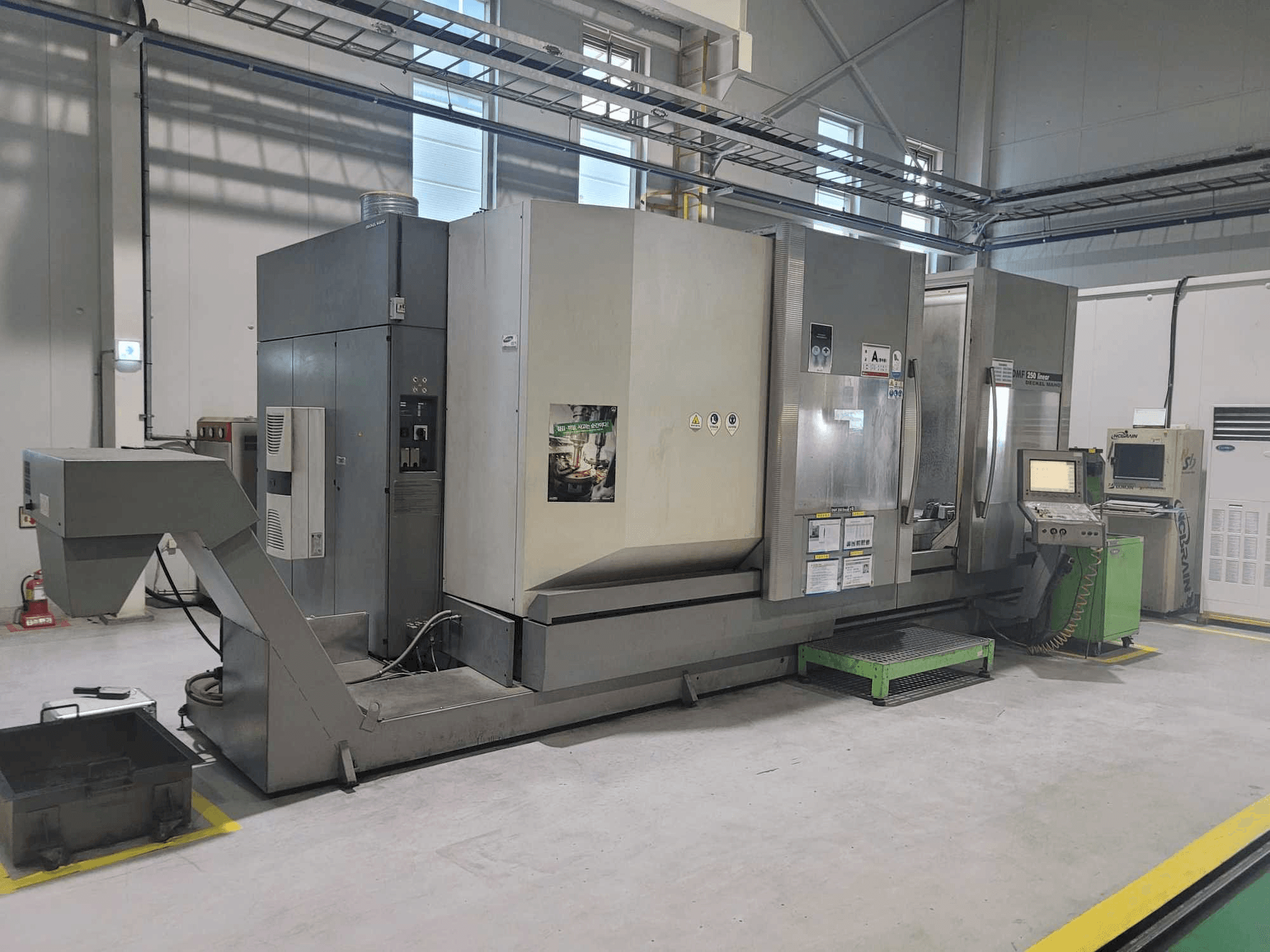 Vista lateral izquierda de la máquina DECKEL MAHO DMF 250 linear