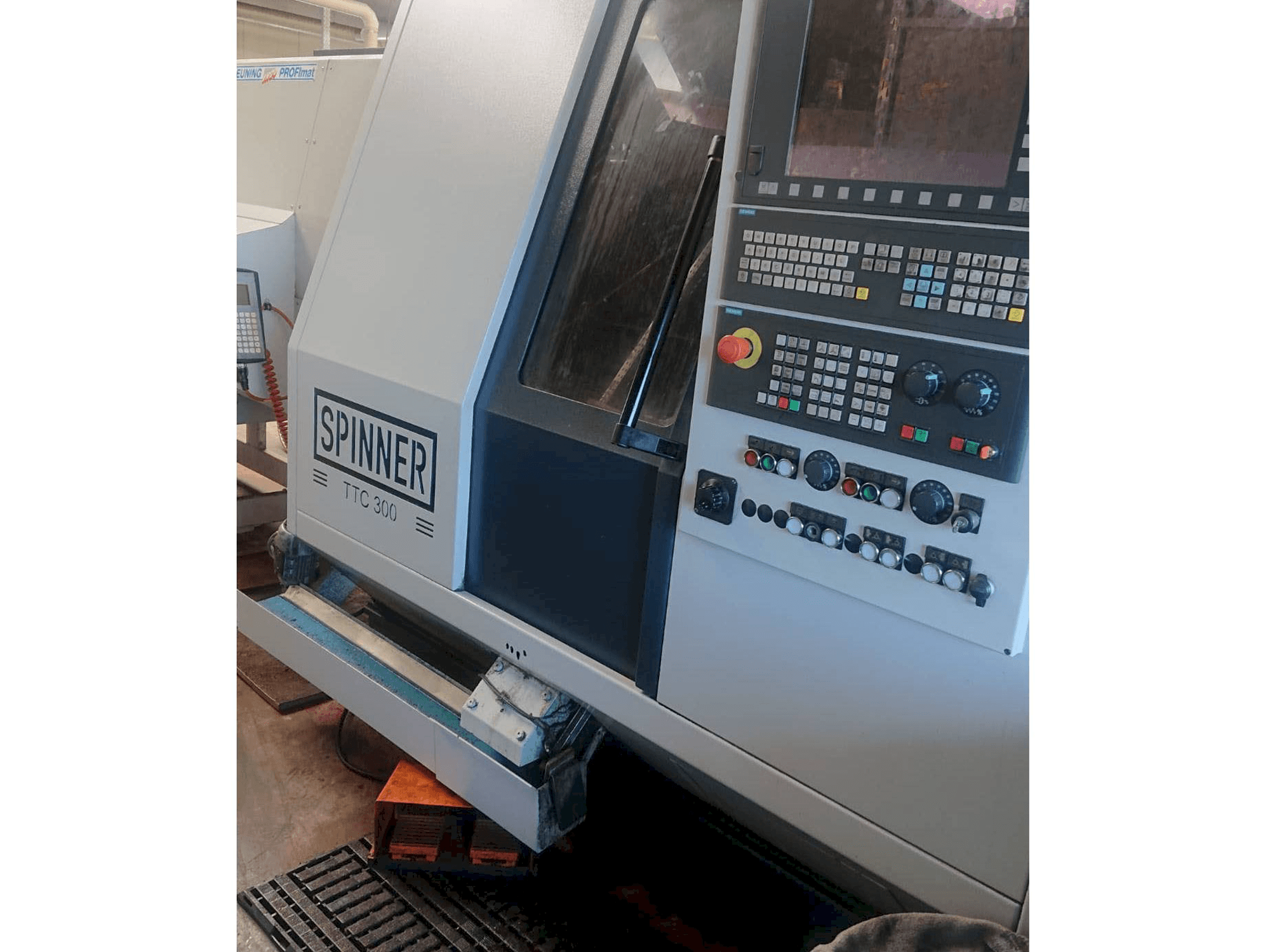 Vista frontal de la máquina SPINNER TTC300-52 SMMCY