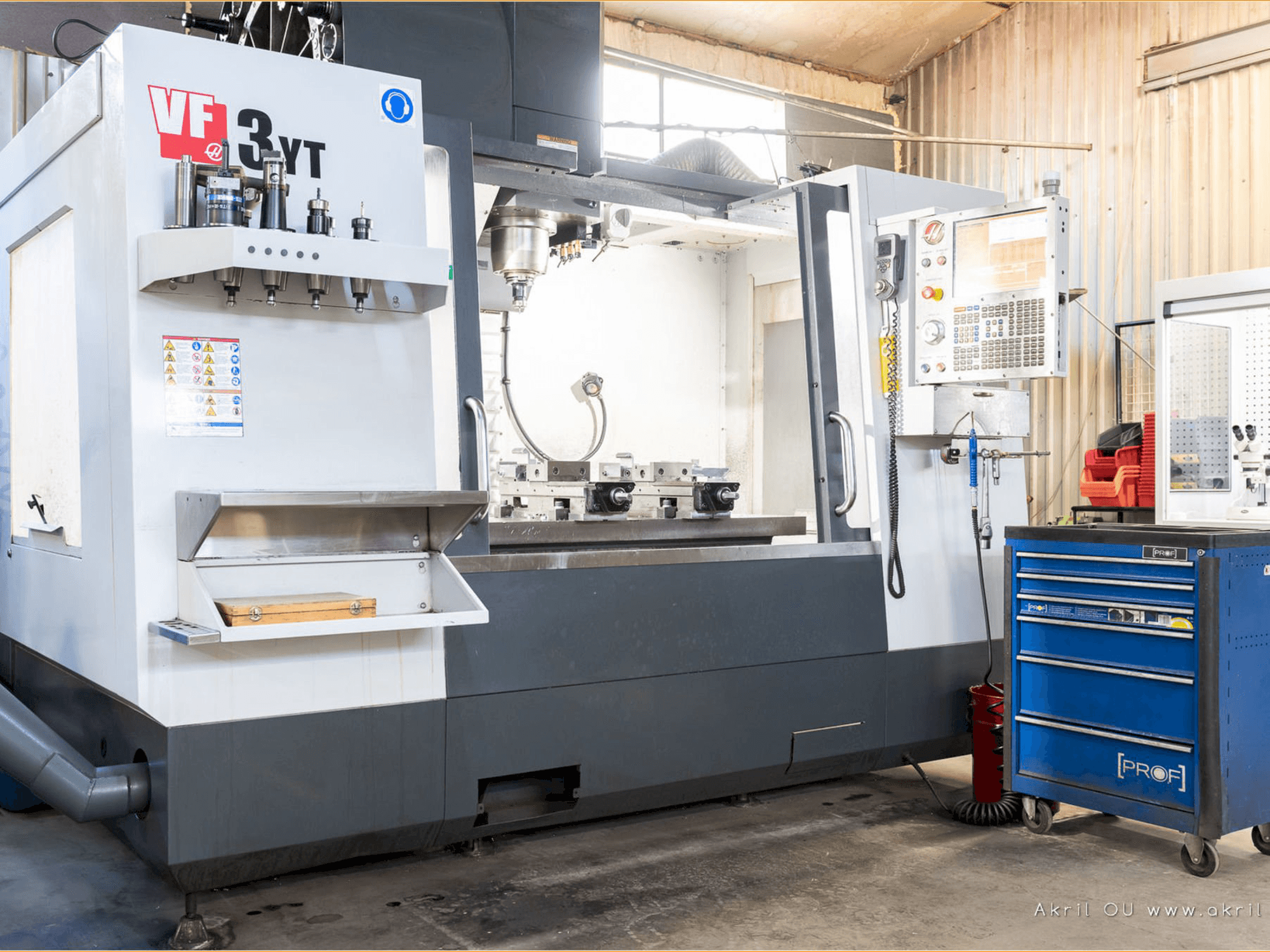 Vista frontal de la máquina HAAS VF3-YT/50