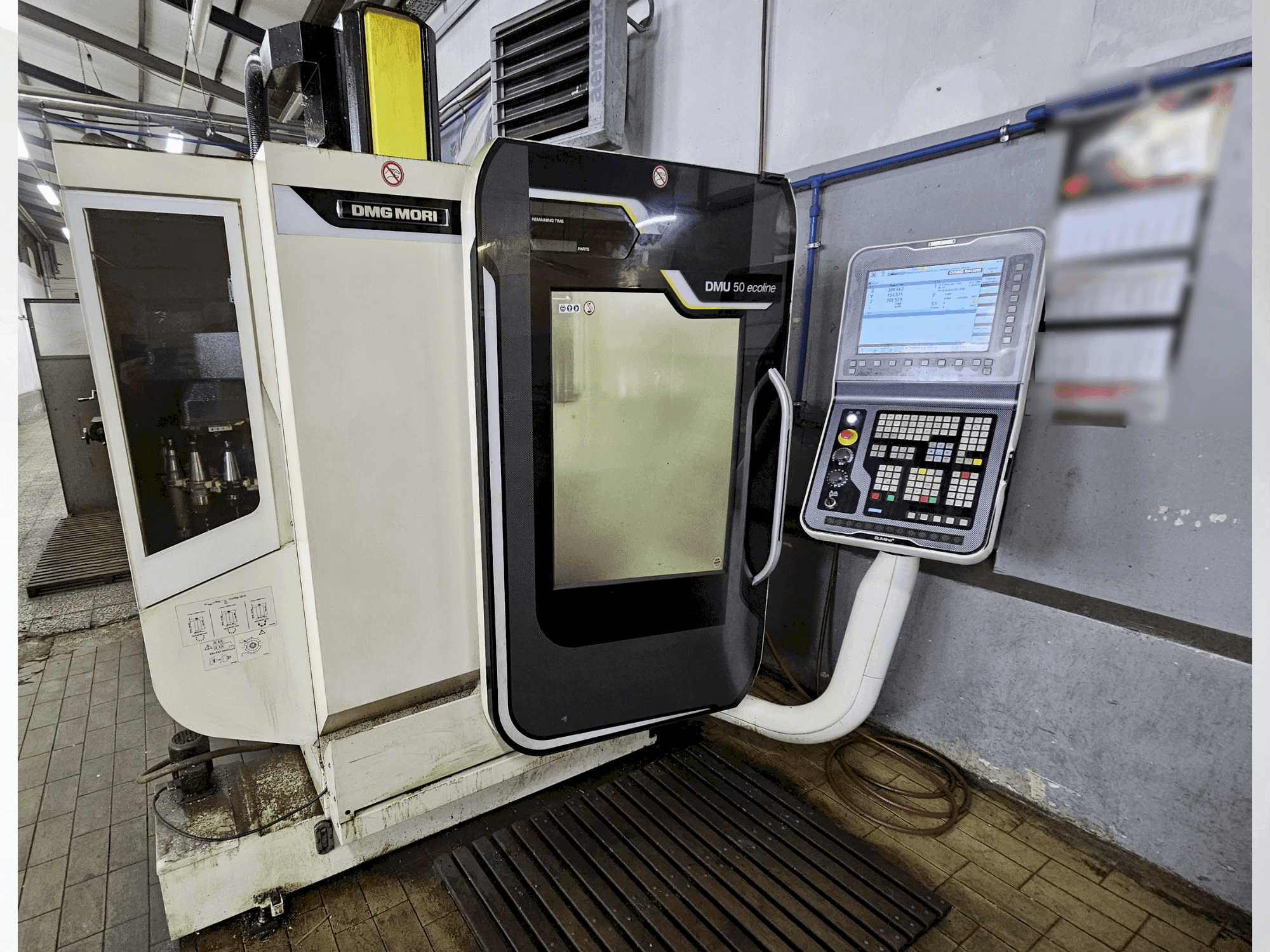 Vista frontal de la máquina DMG MORI DMU 50 ecoline