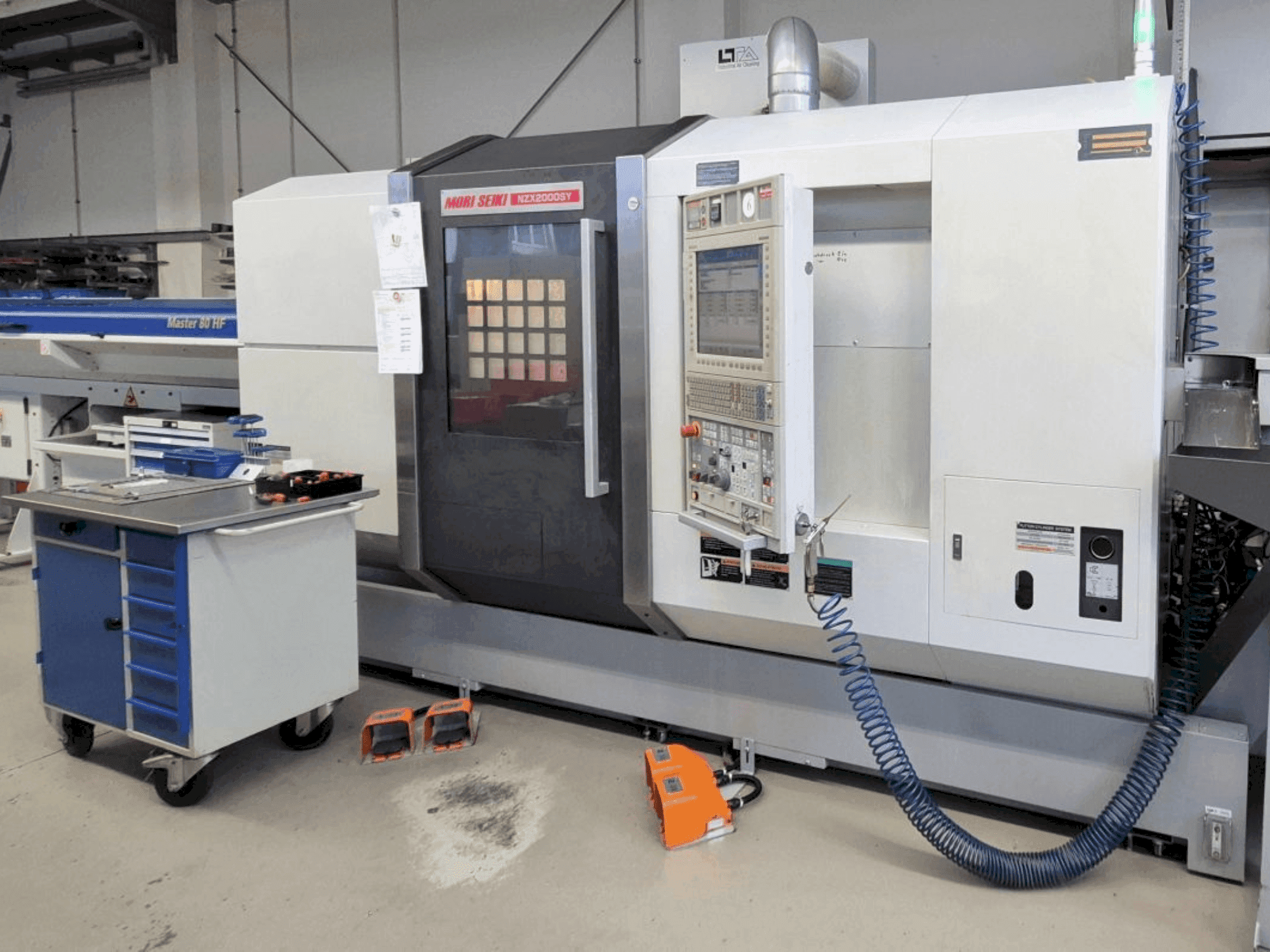 Vista frontal de la máquina MORI SEIKI NZX2000/800SY