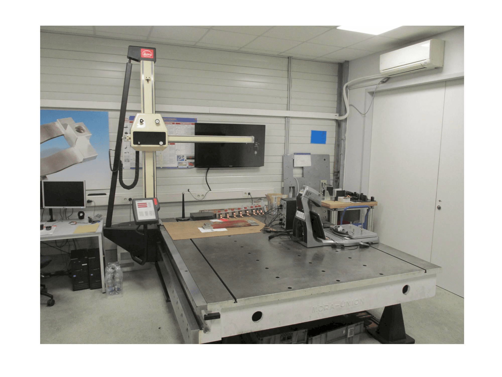 Vista frontal de la máquina Mora Console Version Assistant