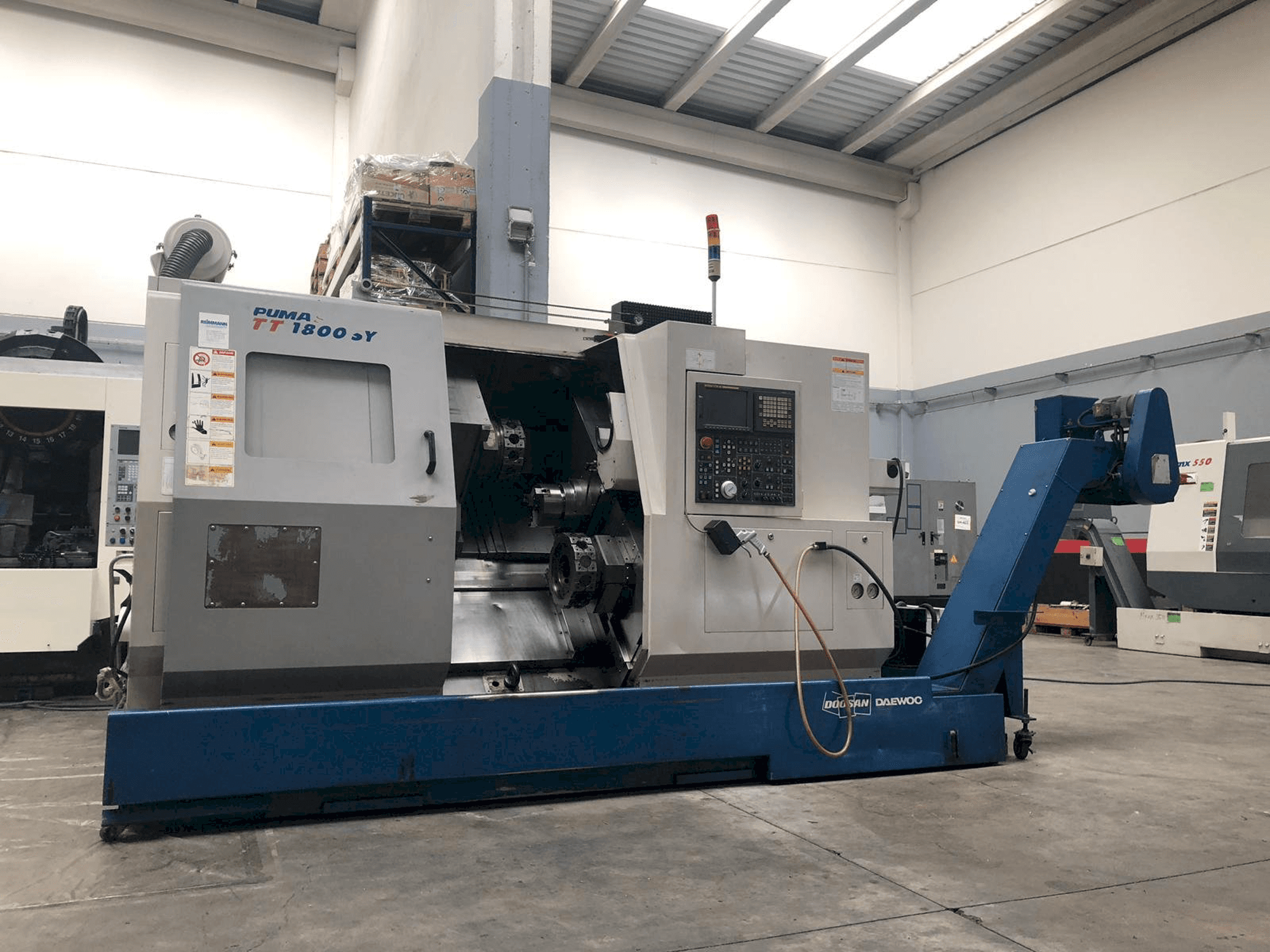 Vista frontal de la máquina Doosan Puma TT1800SY