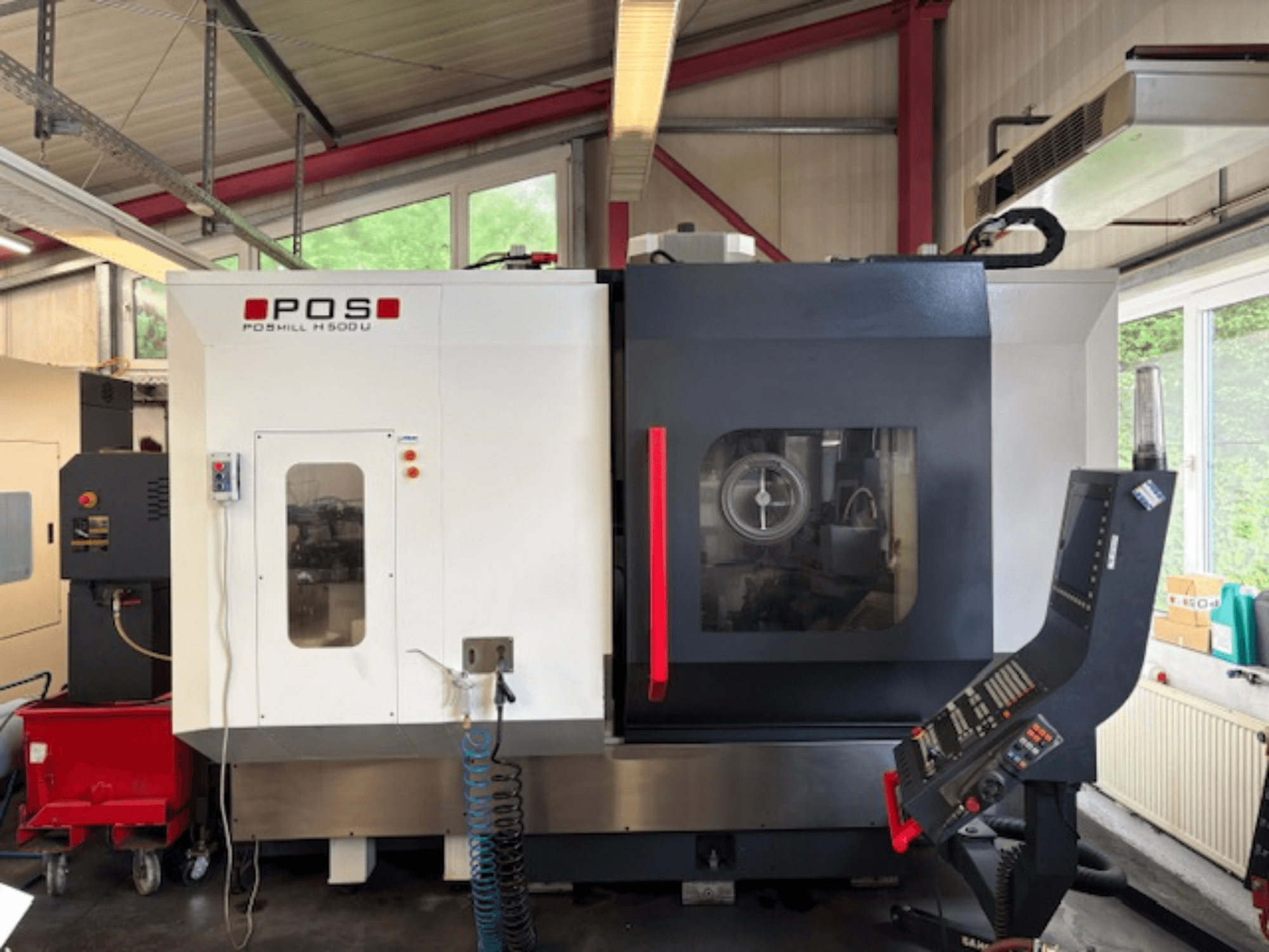 Fresadora POS POMILL H500 U vista de frente, con panel de control y ventana operativa.